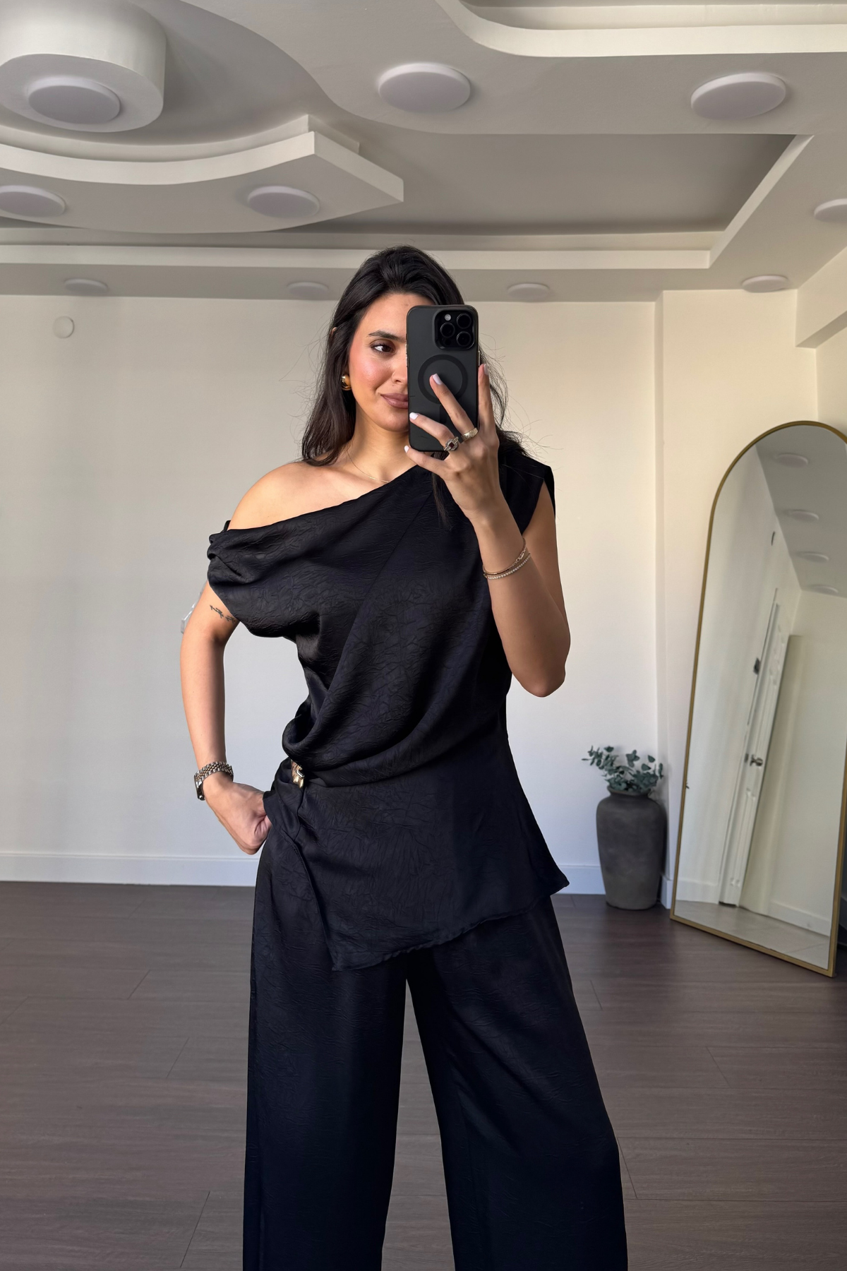 Broş Detaylı Degaje Yaka Takım-Siyah