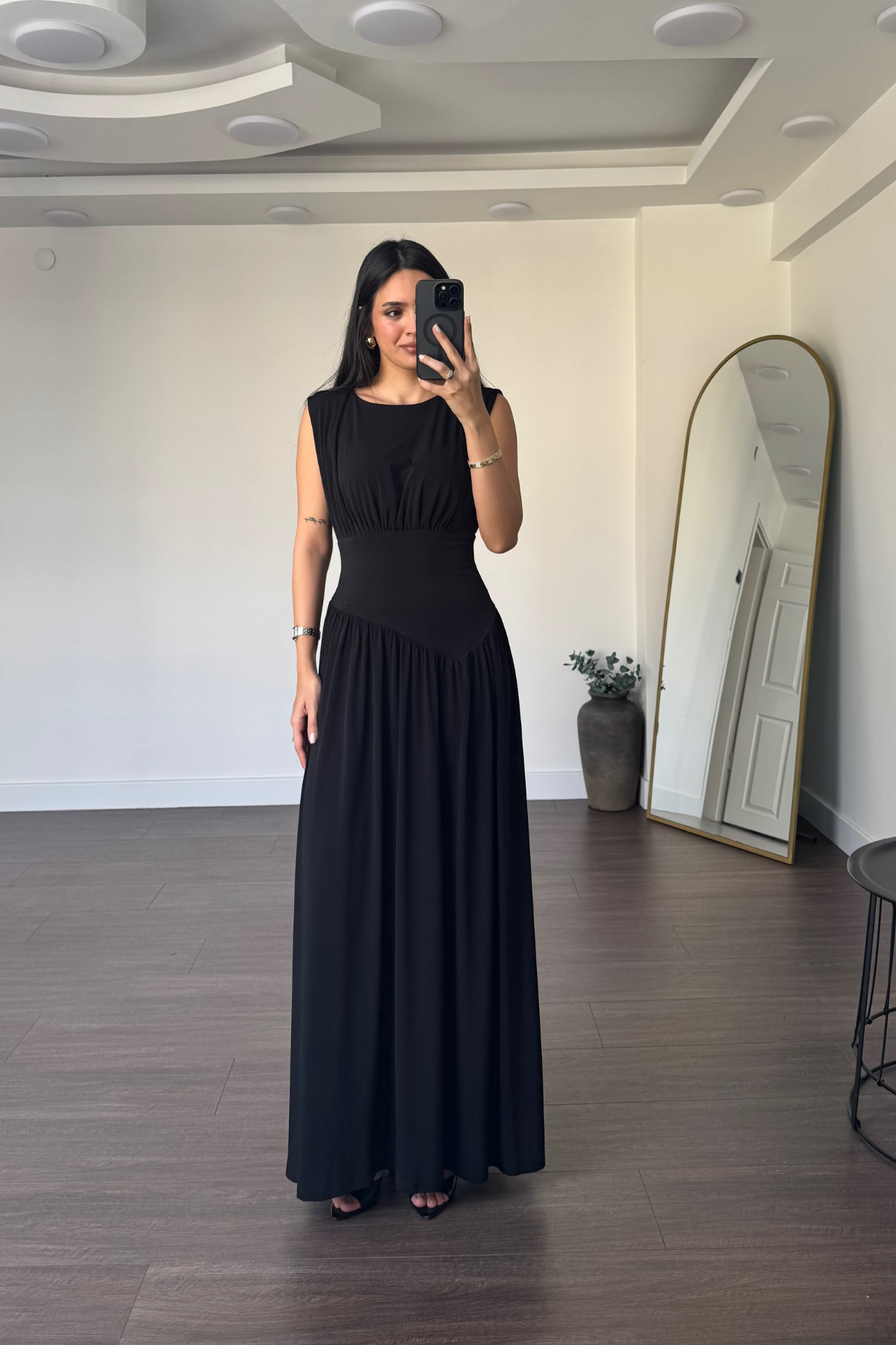 Büzgü Detaylı Sıfır Kol Elbise-Siyah