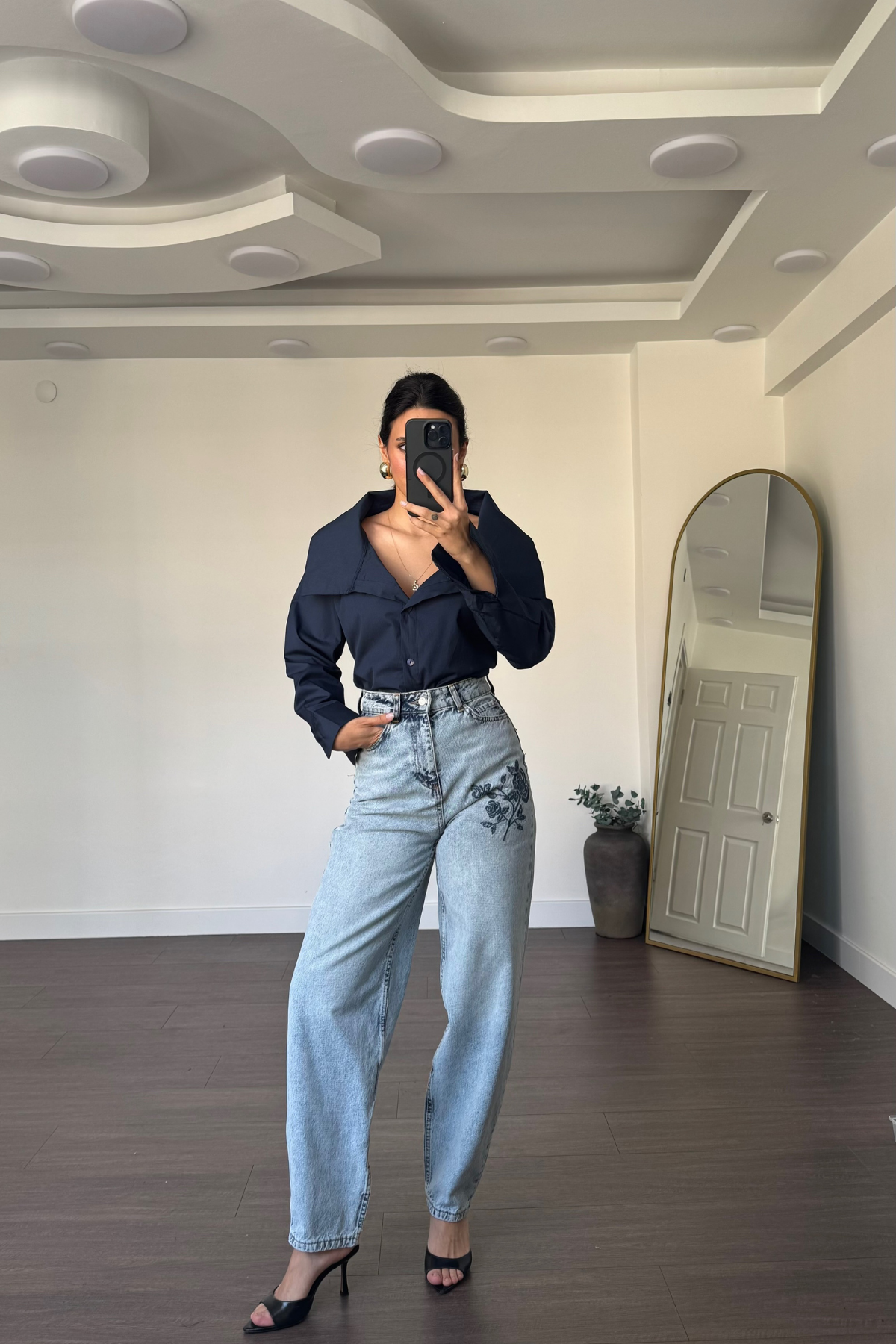 Çiçek Nakışlı Mom Fit Jean-Açık Mavi