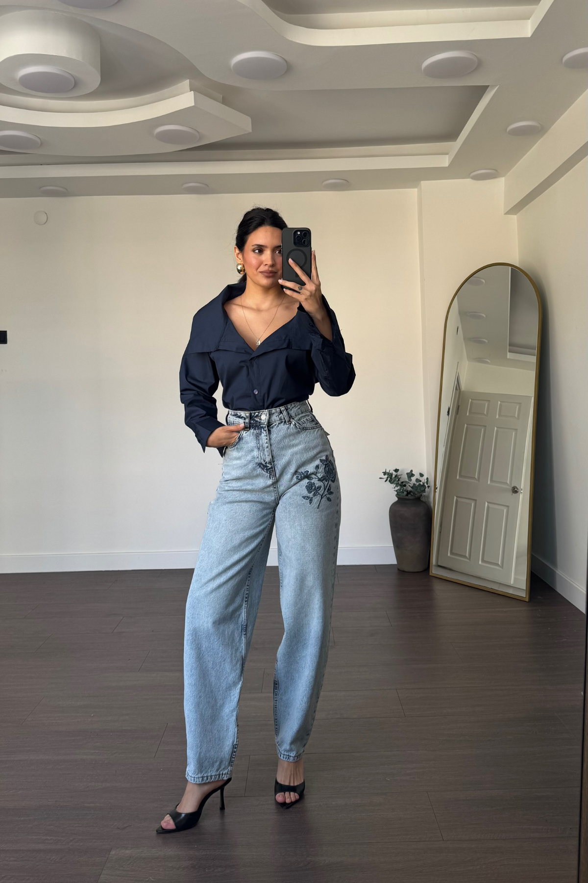 Çiçek Nakışlı Mom Fit Jean-Açık Mavi