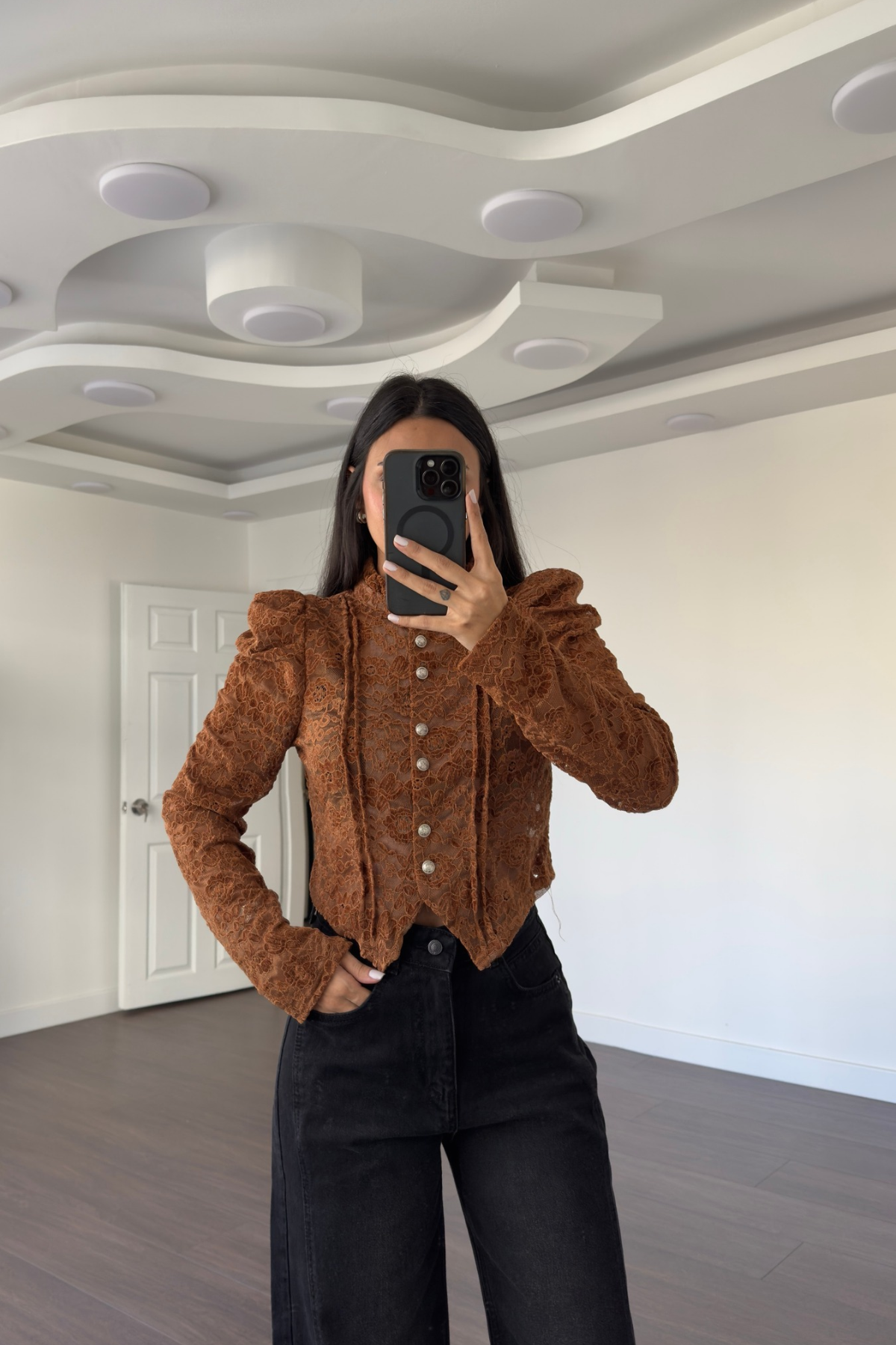 Dantel Detaylı Düğmeli Bluz-Camel