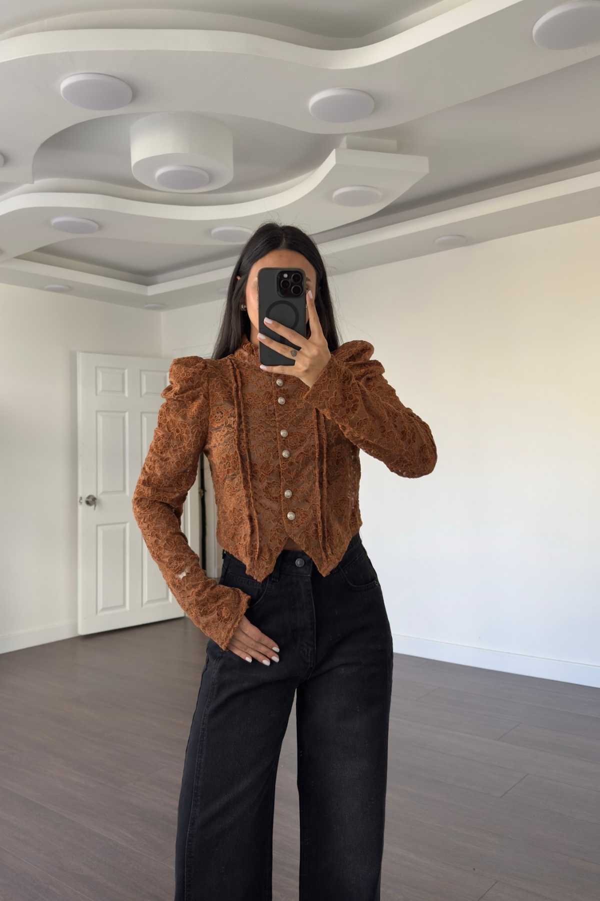 Dantel Detaylı Düğmeli Bluz-Camel