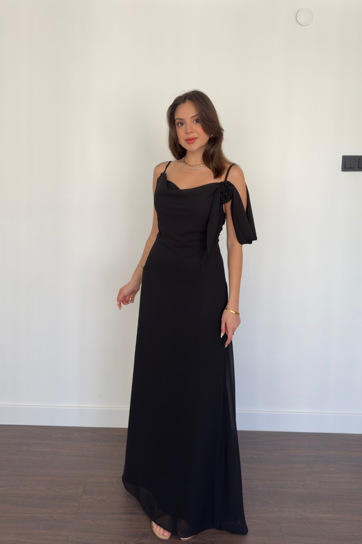 Degaje Yaka Gül Detaylı Elbise-Siyah