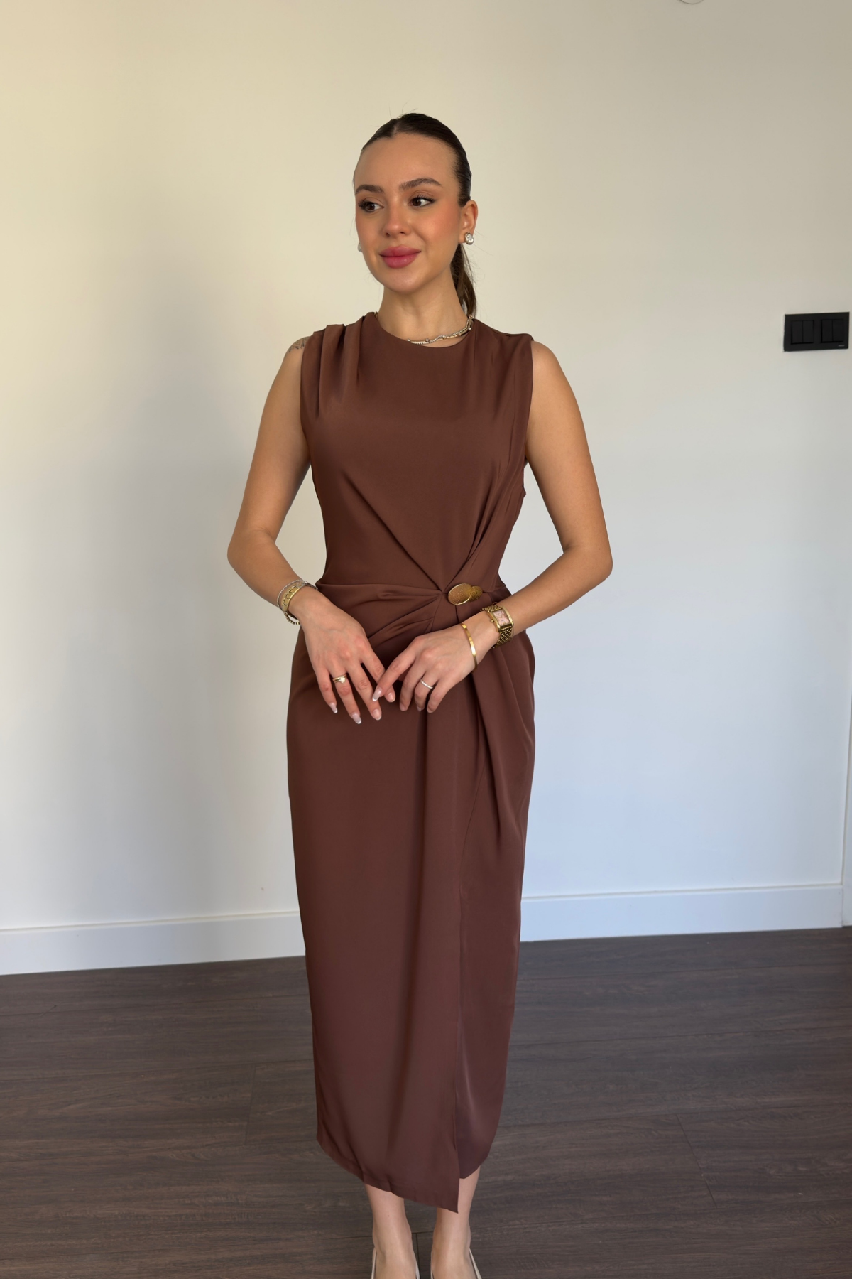 Kahve Toka Detaylı Yırtmaçlı Elbise