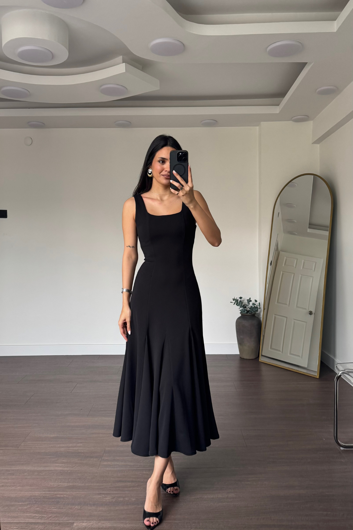 Kare Yaka Etek Volanlı Elbise-Siyah