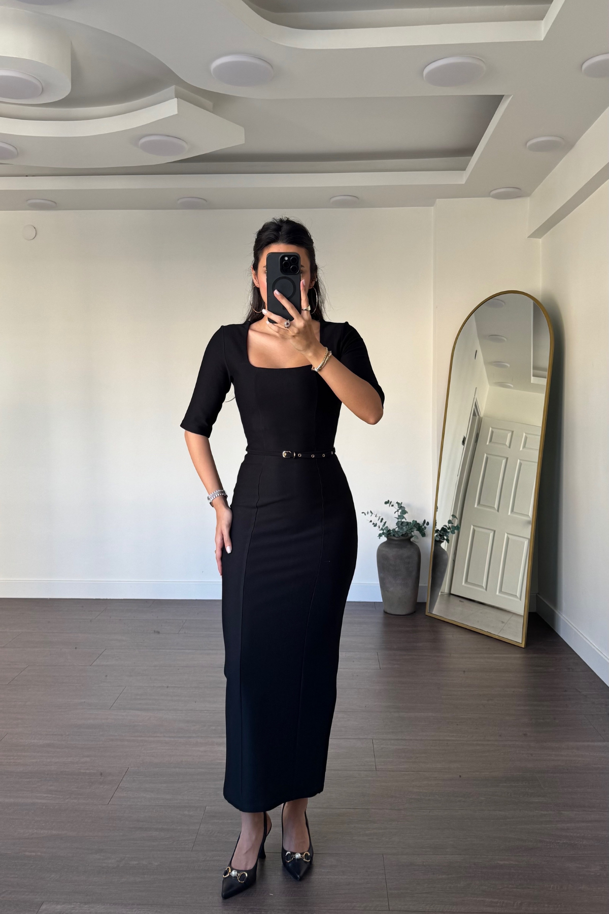 Kare Yaka Kemerli Midi Kalem Elbise-Siyah