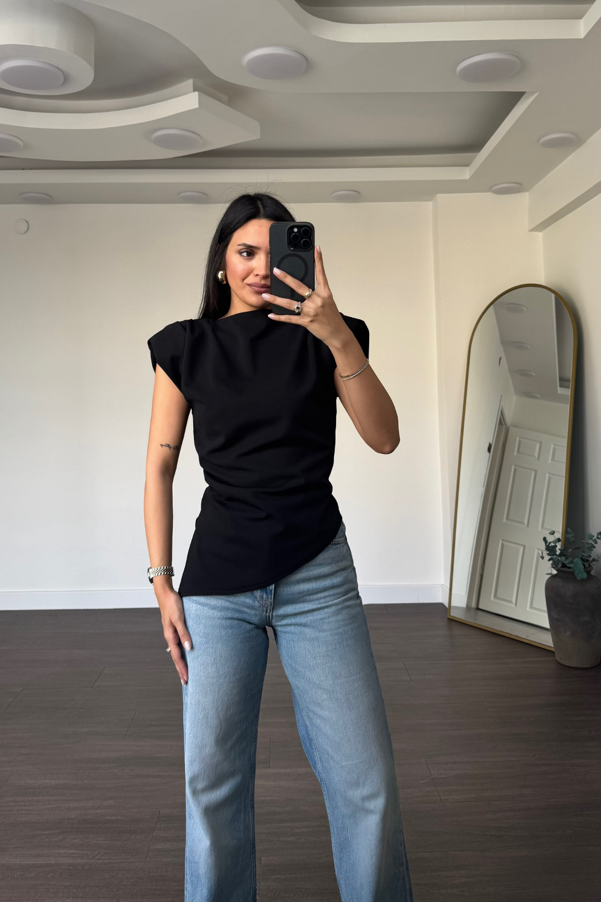 Omuz Vatkalı Yandan Yırtmaçlı Detaylı Bluz-Siyah