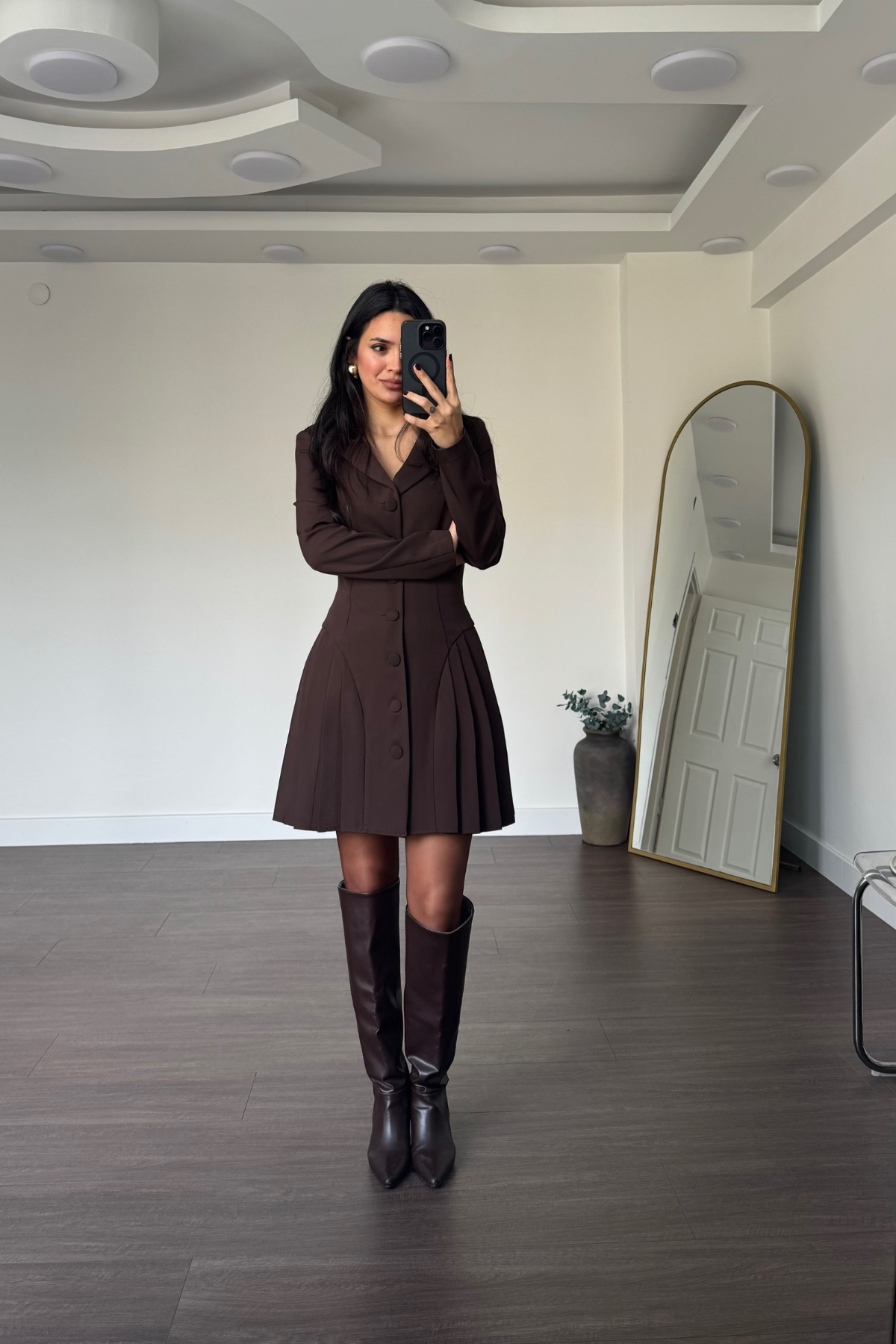 Pile Detaylı Omuz Vatkalı Elbise-Kahve