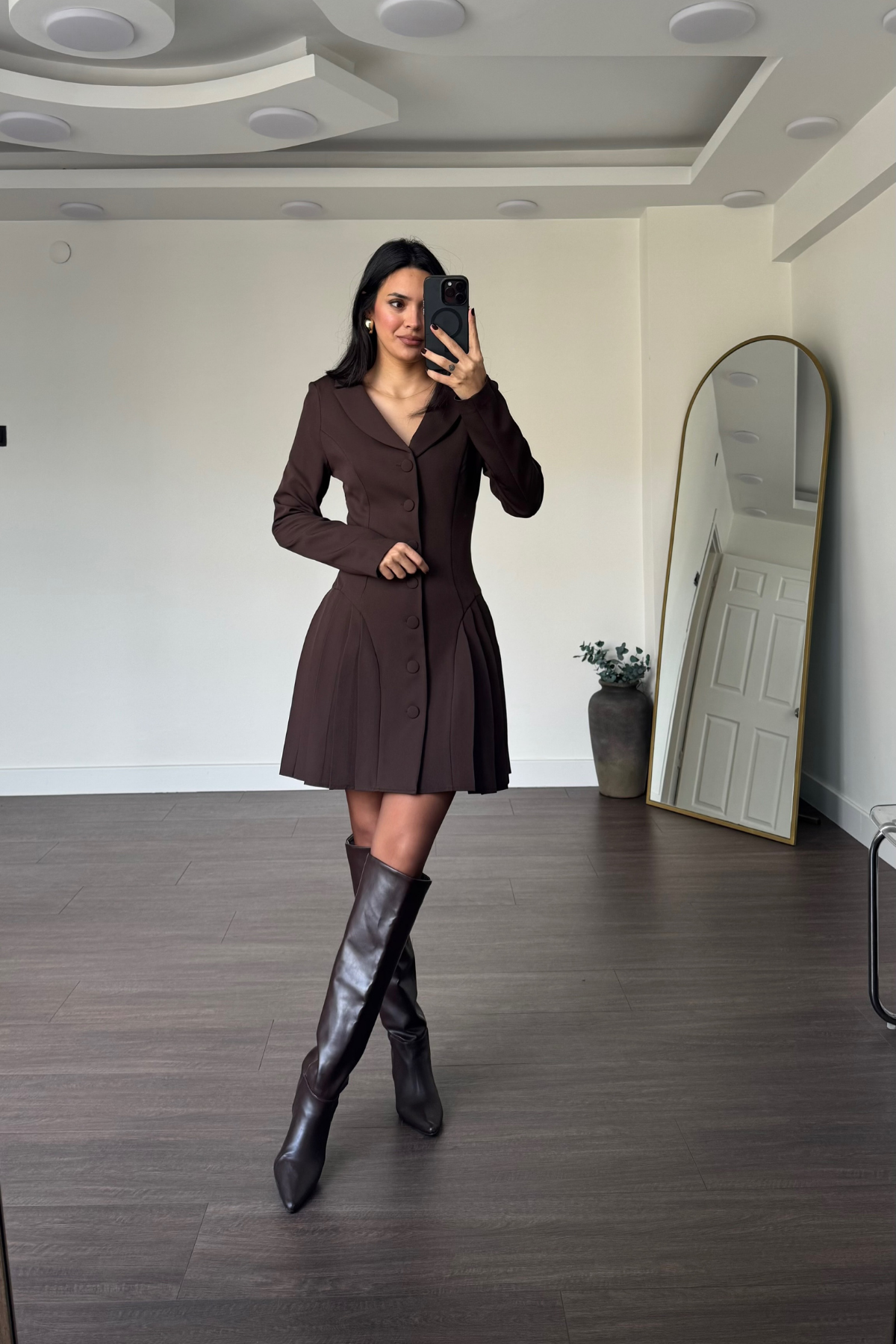Pile Detaylı Omuz Vatkalı Elbise-Kahve