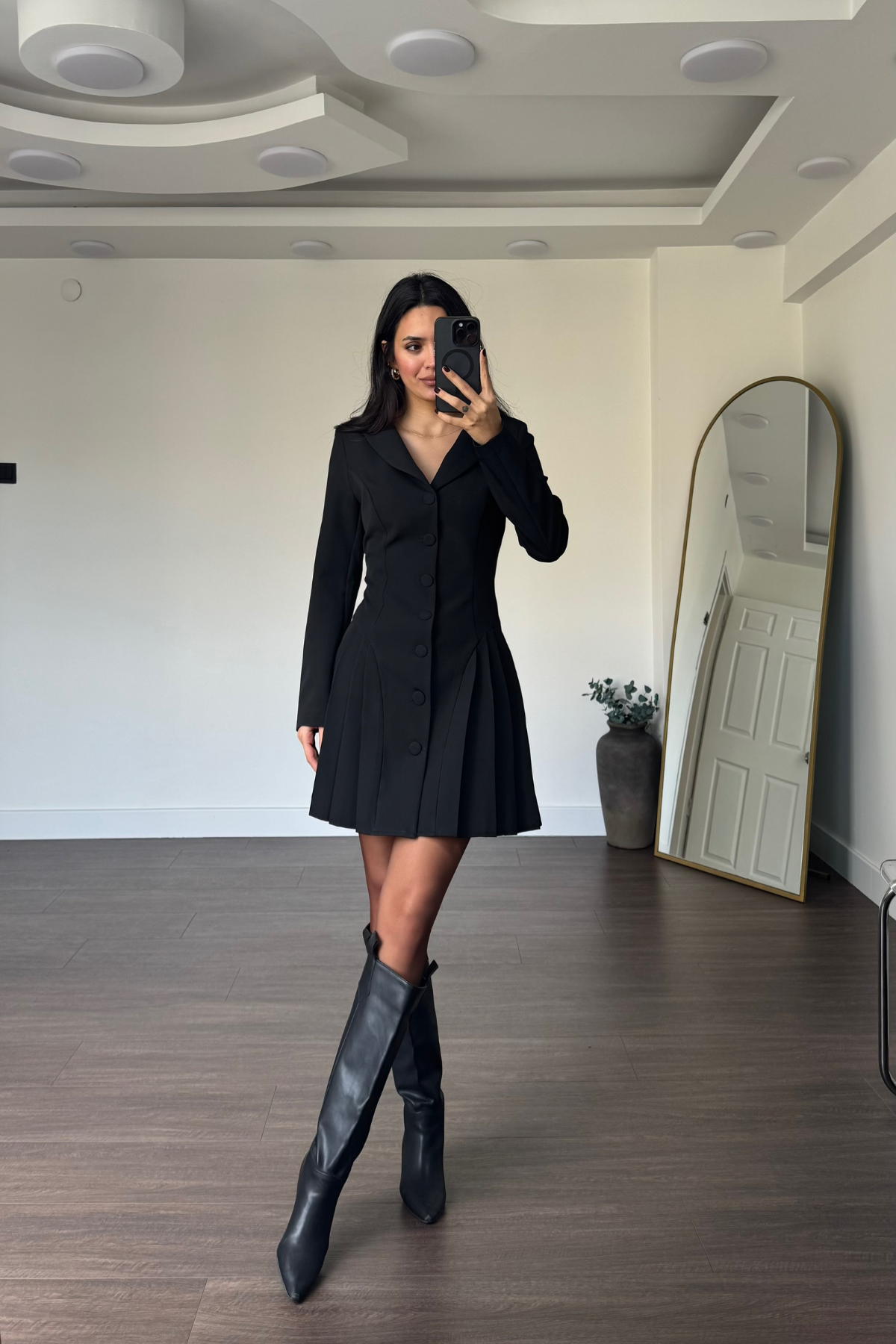 Pile Detaylı Omuz Vatkalı Elbise-Siyah