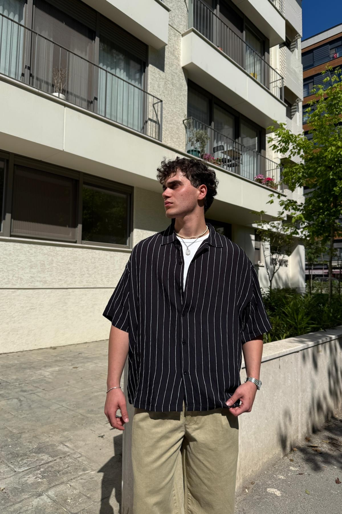 Beyaz Çizgili İnce Kumaş Oversize Siyah Gömlek
