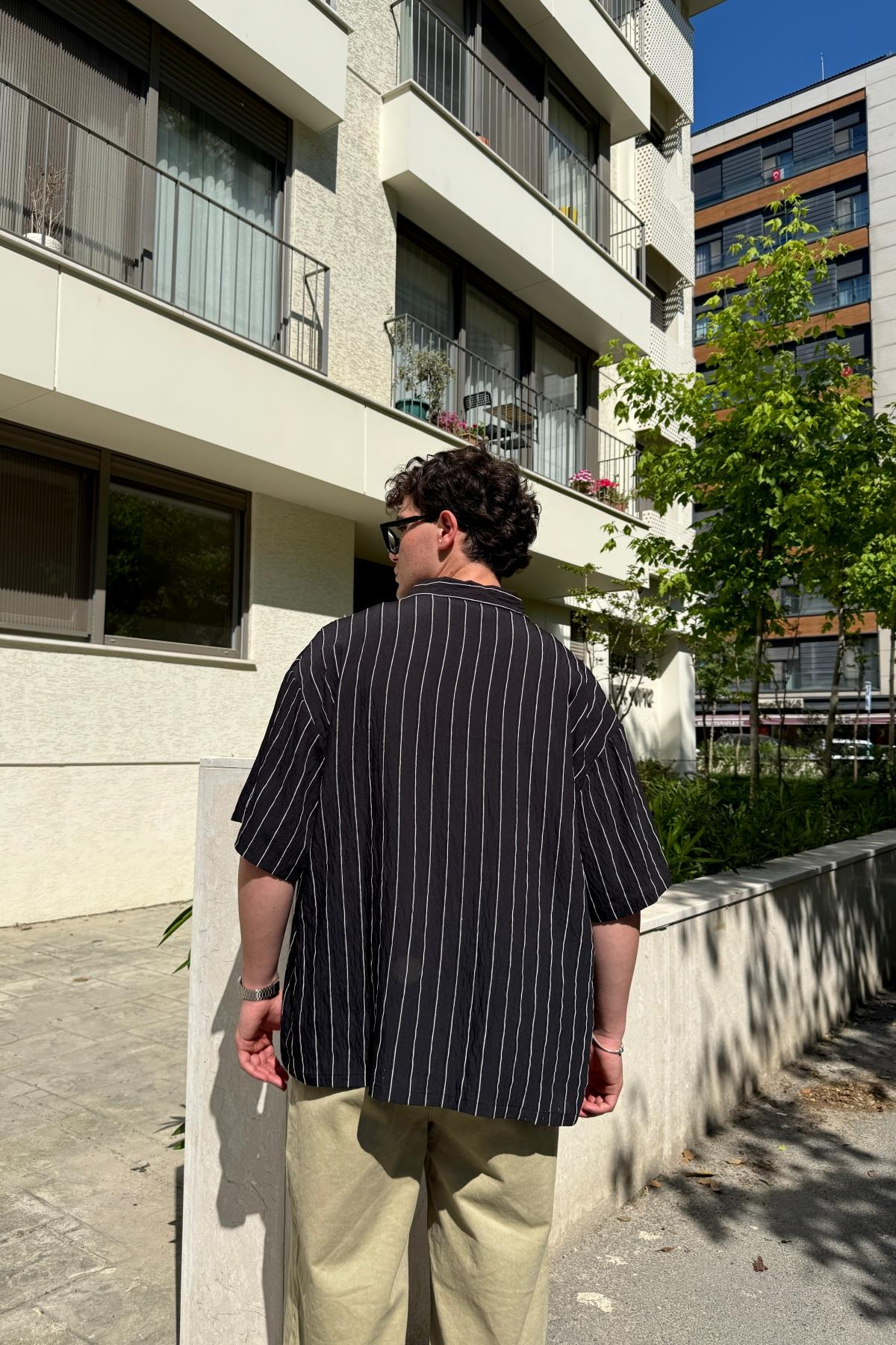 Beyaz Çizgili İnce Kumaş Oversize Siyah Gömlek