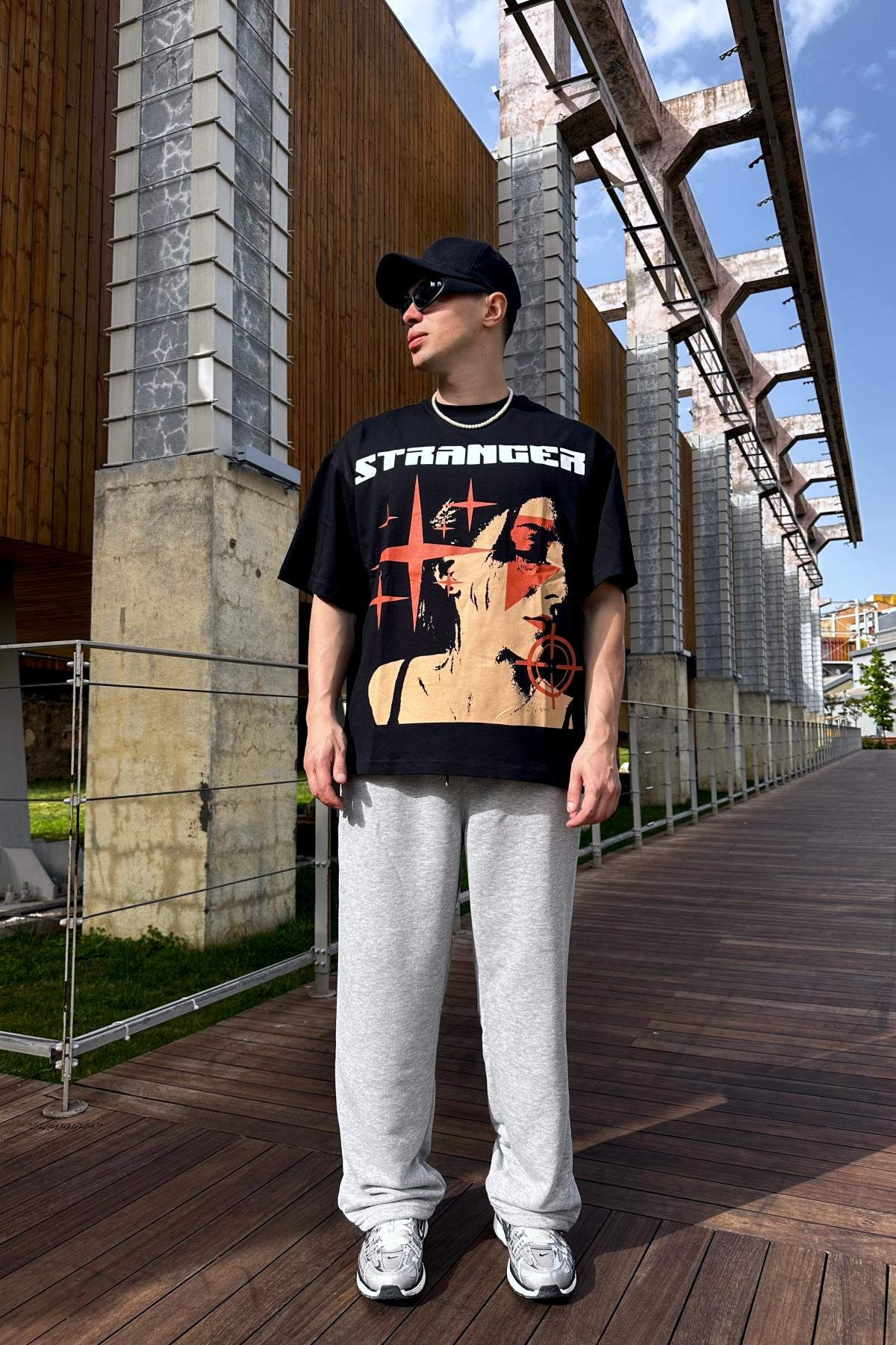 Stranger Baskılı Siyah Oversize Tshirt T1035