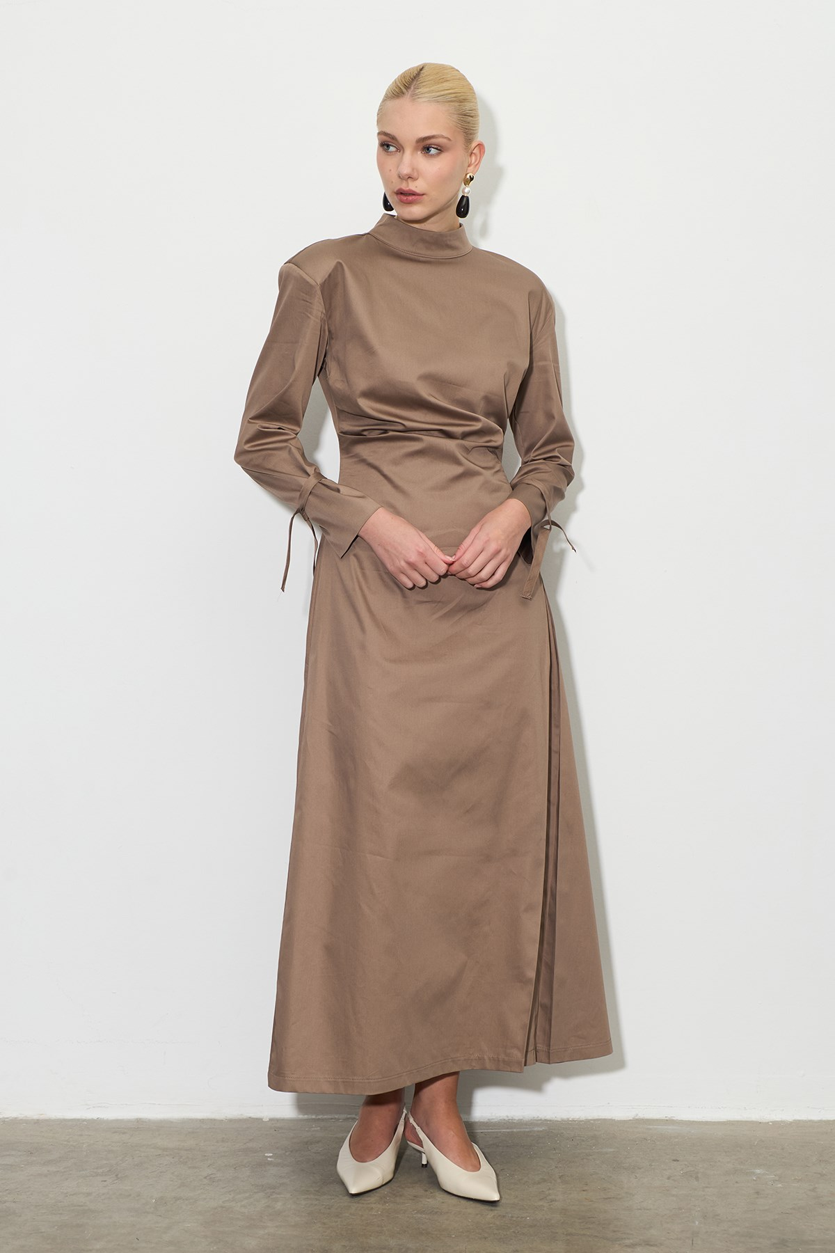 Dik Yakalı Drapeli Elbise Camel
