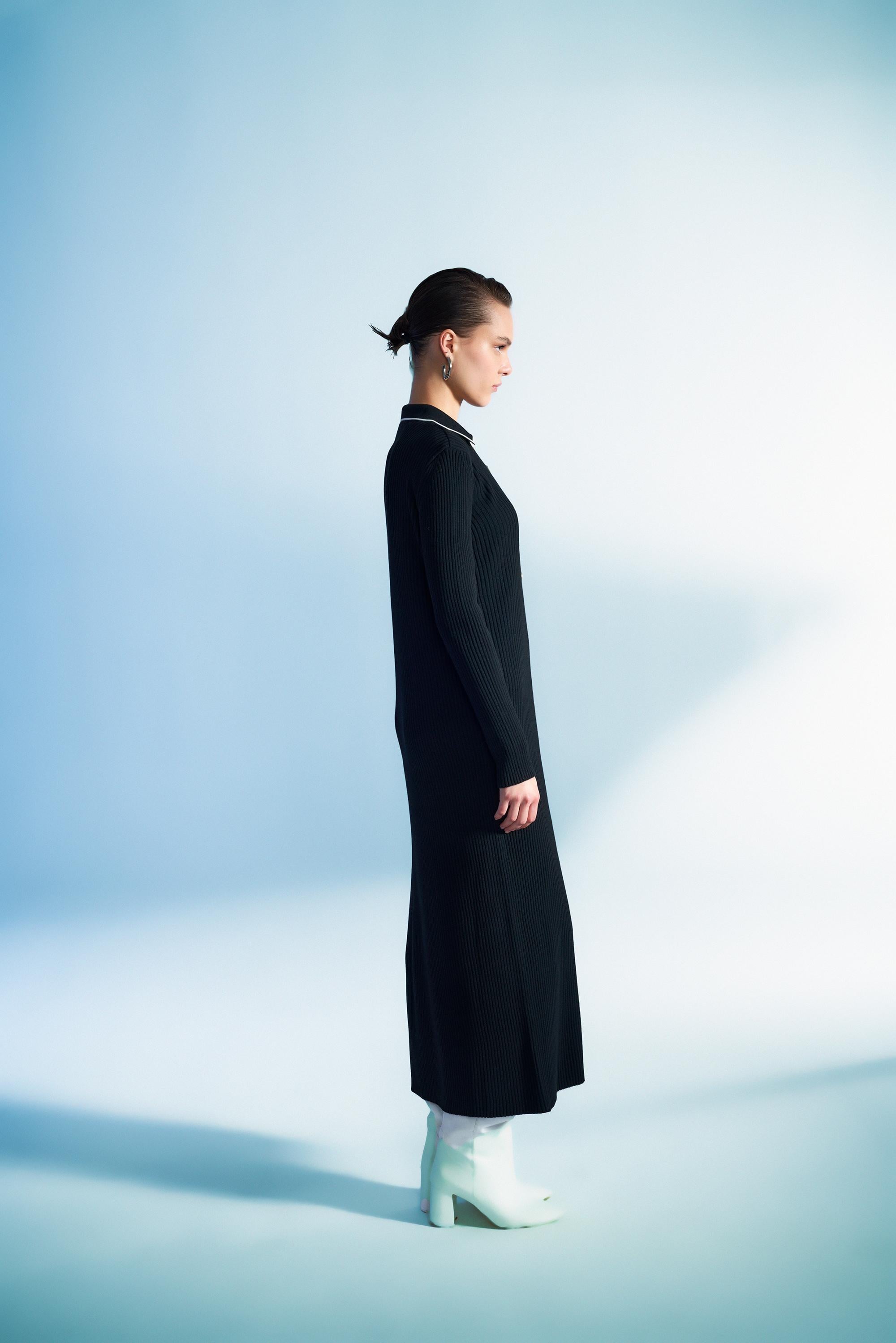 DÜĞMELİ TRİKO ELBİSE SİYAH