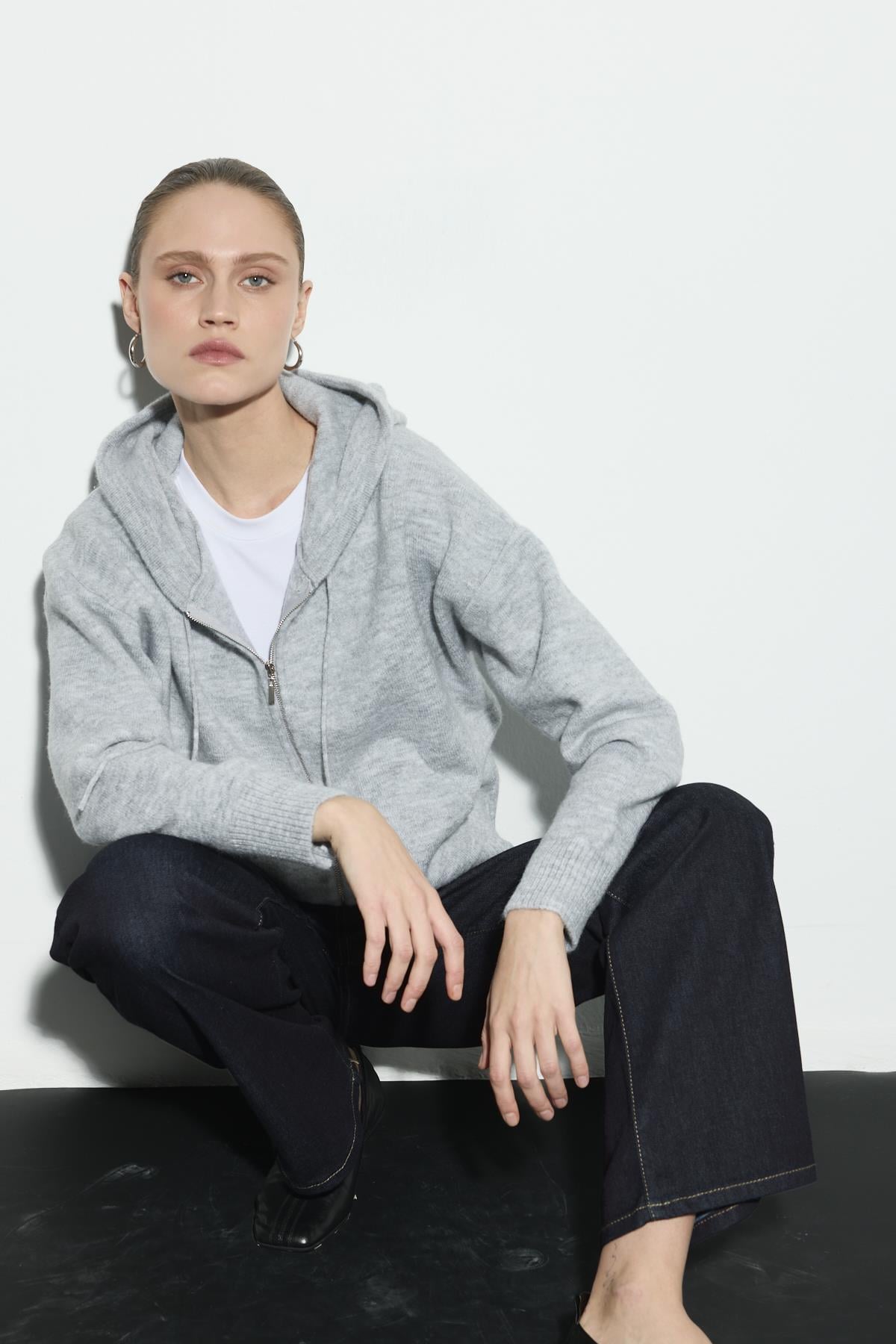 KAPÜŞONLU CROP TRİKO HIRKA AÇIK GRİ