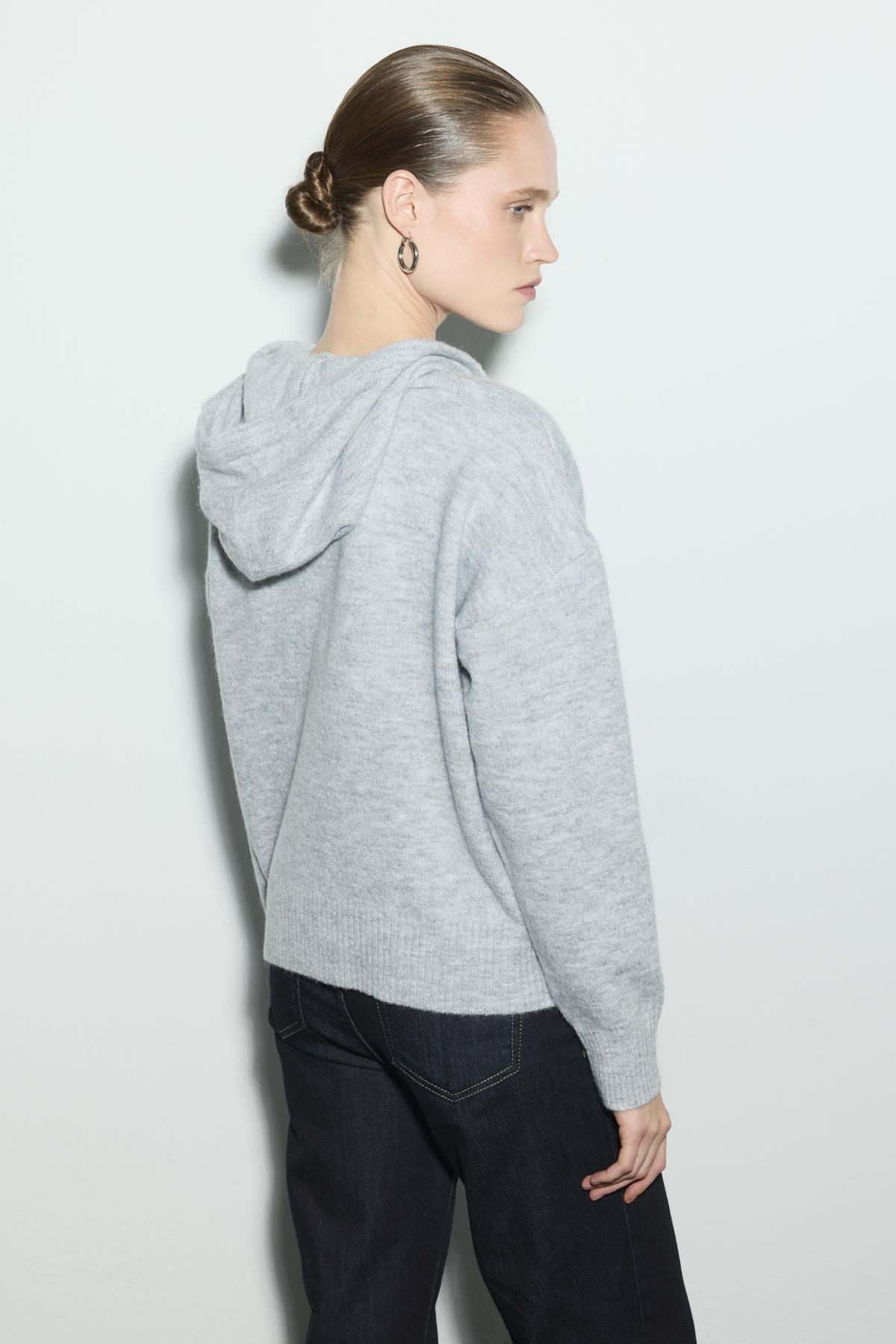 KAPÜŞONLU CROP TRİKO HIRKA AÇIK GRİ