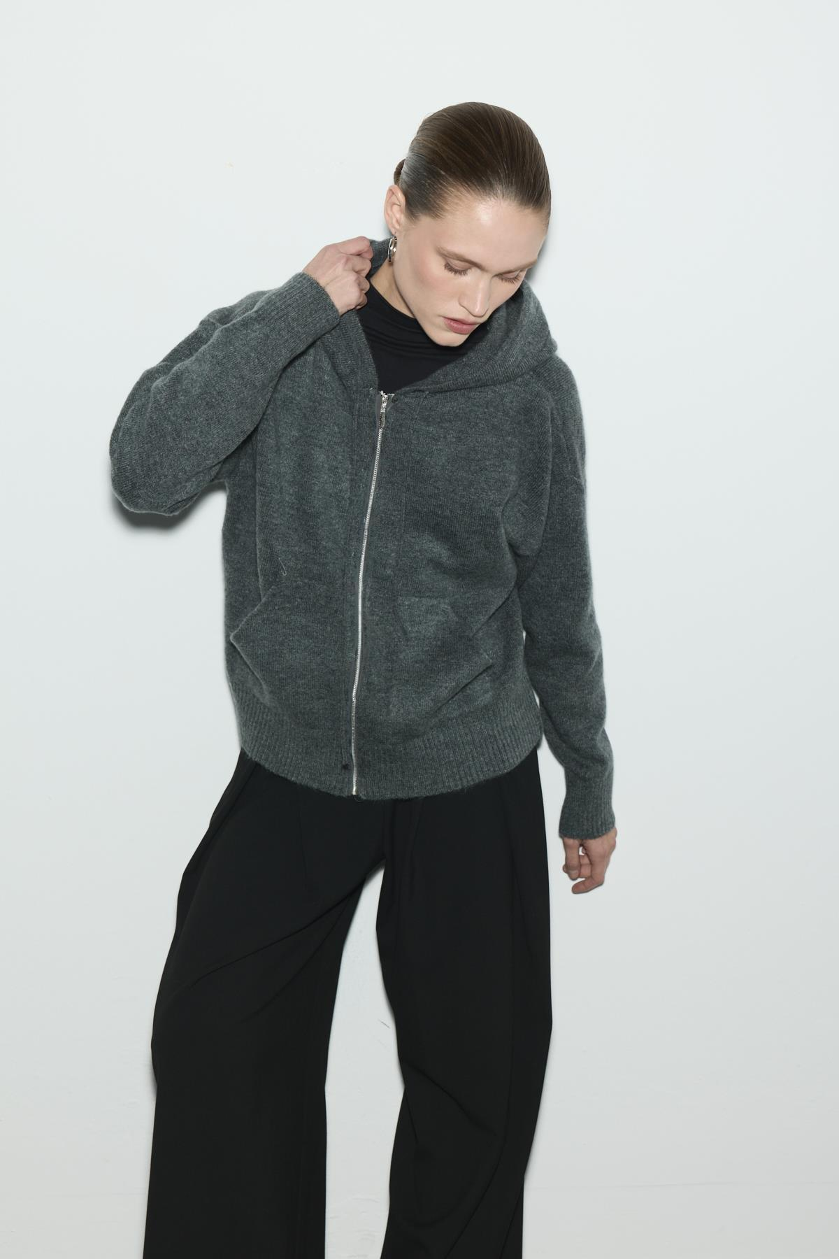 KAPÜŞONLU CROP TRİKO HIRKA ANTRASİT