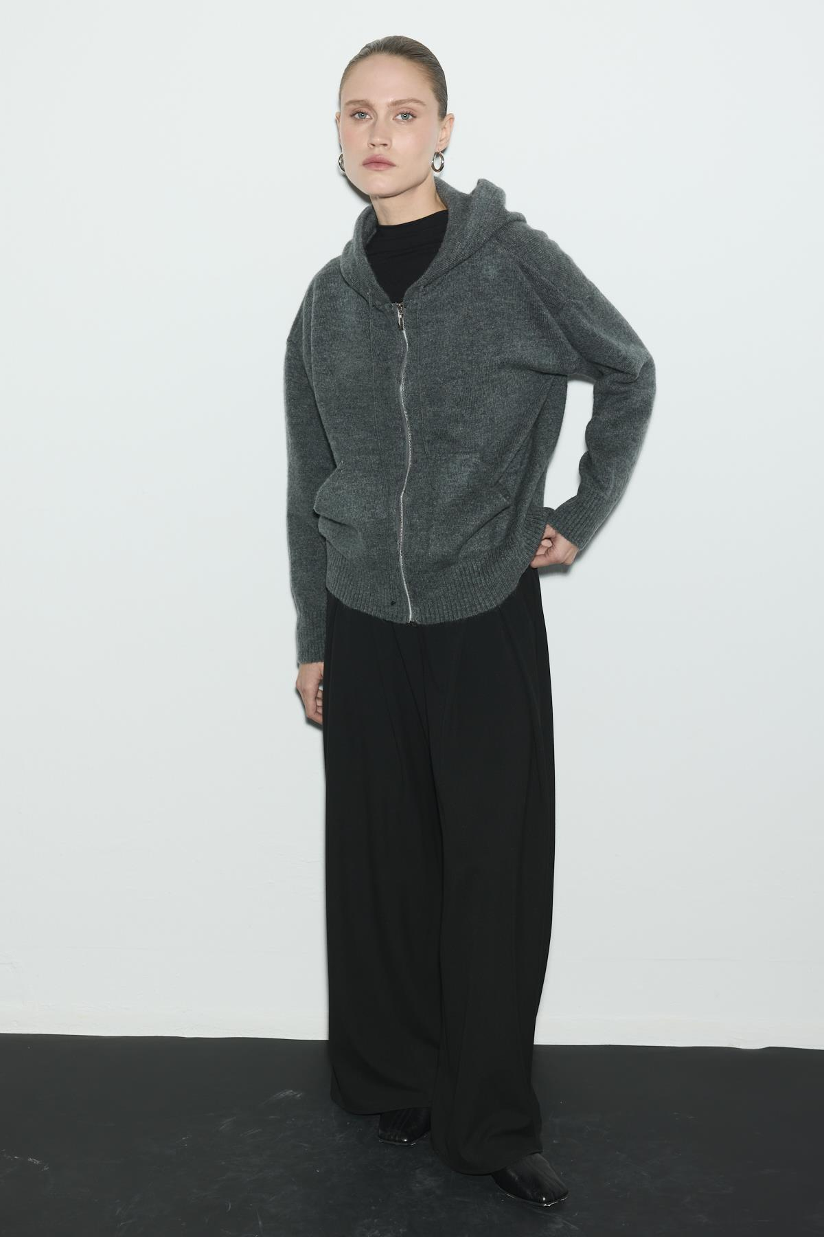 KAPÜŞONLU CROP TRİKO HIRKA ANTRASİT