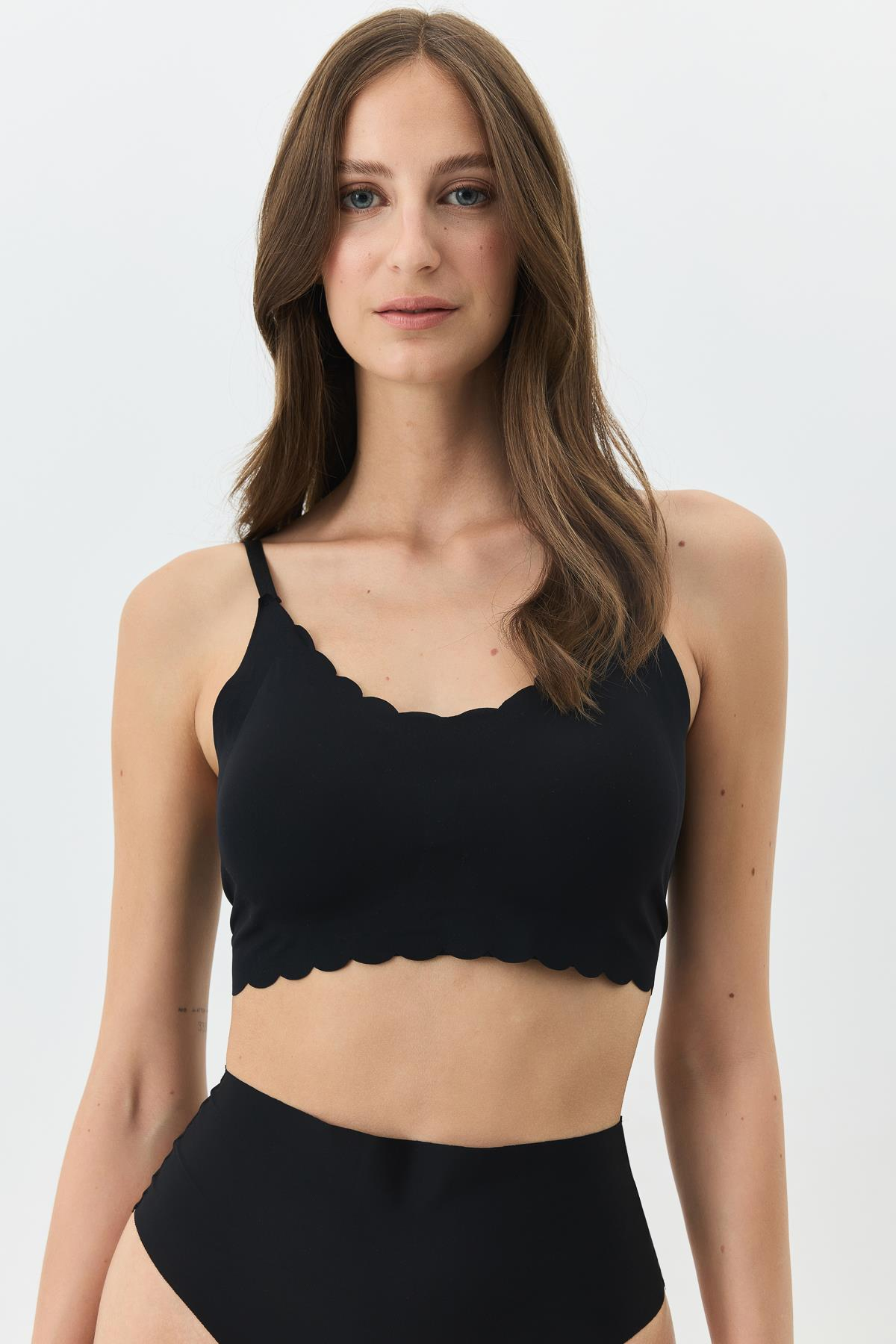 Balensiz Dikişsiz Lazer Kesim Sütyen Çıkarılabilir Pedli 1020 Siyah
