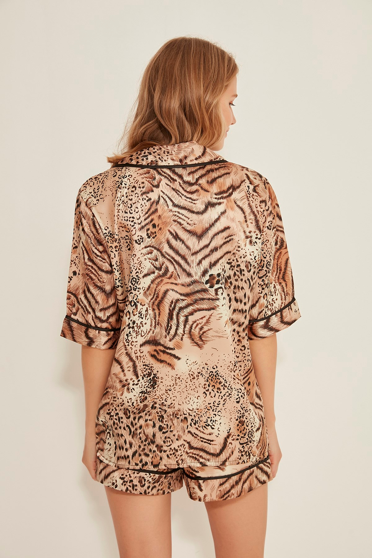 C&City 042 Kadın Desenli Saten Kısa Kol Şortlu 2 li Pijama Takım Kahve/Leopar