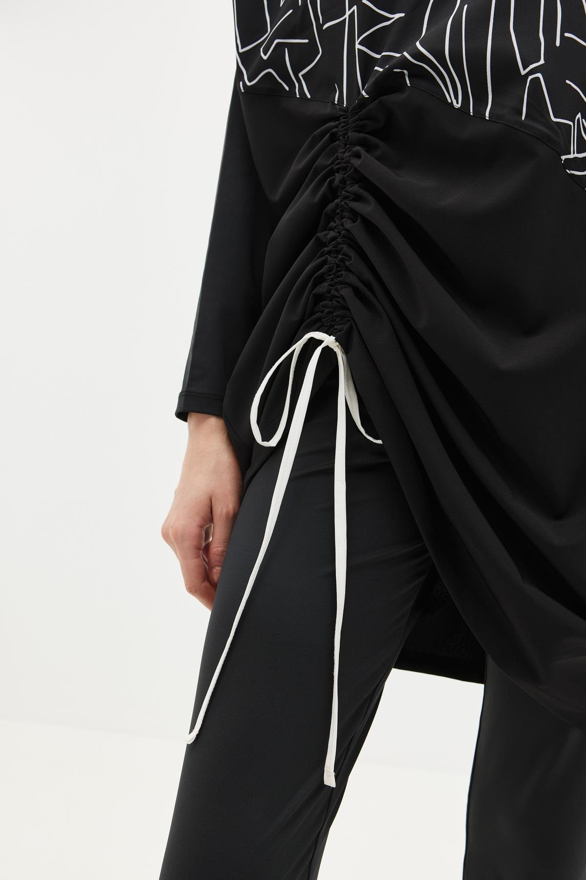 Desenli Rahat Kesim 4'lü Tesettür Mayo 6297 Siyah/Beyaz