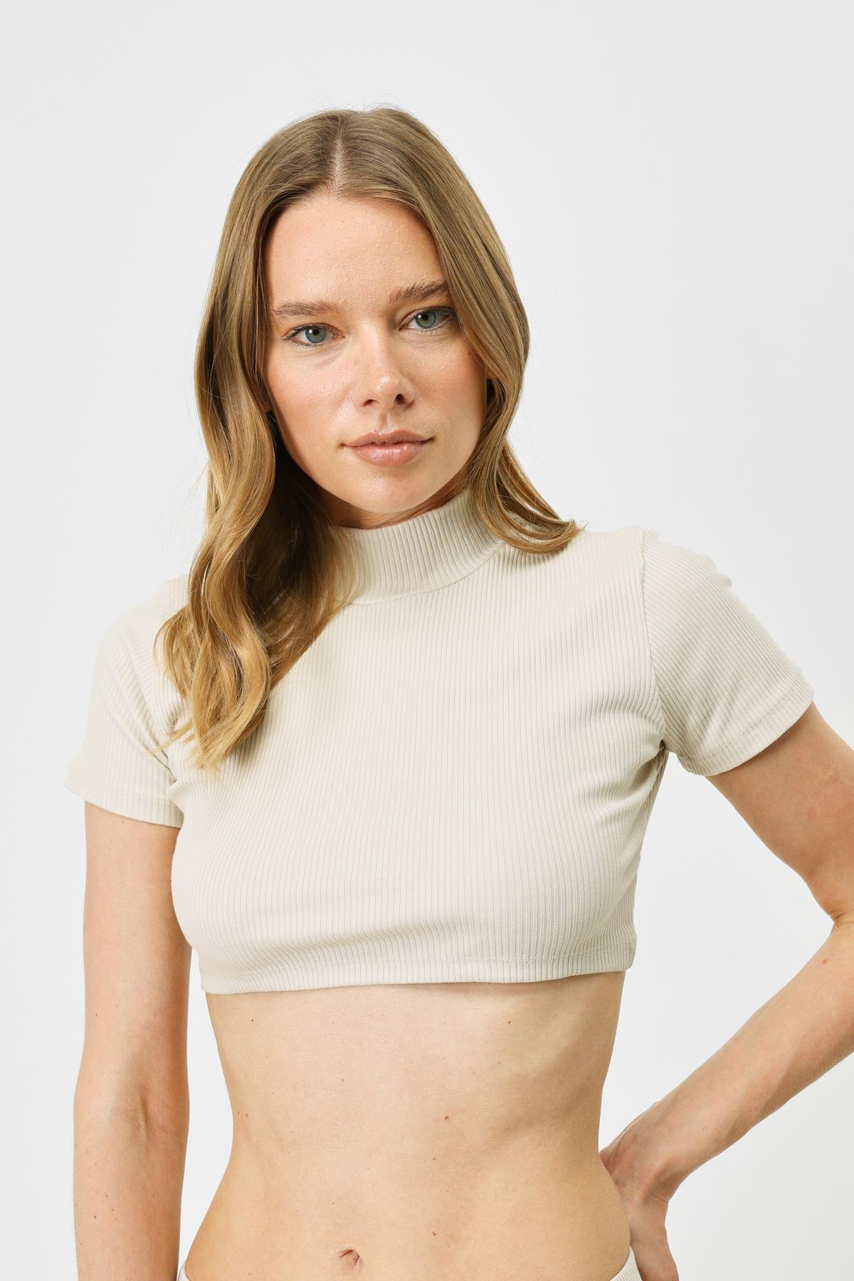Kadın Kısa Kol Dik Yaka Crop Fitilli Bluz 922 Bej