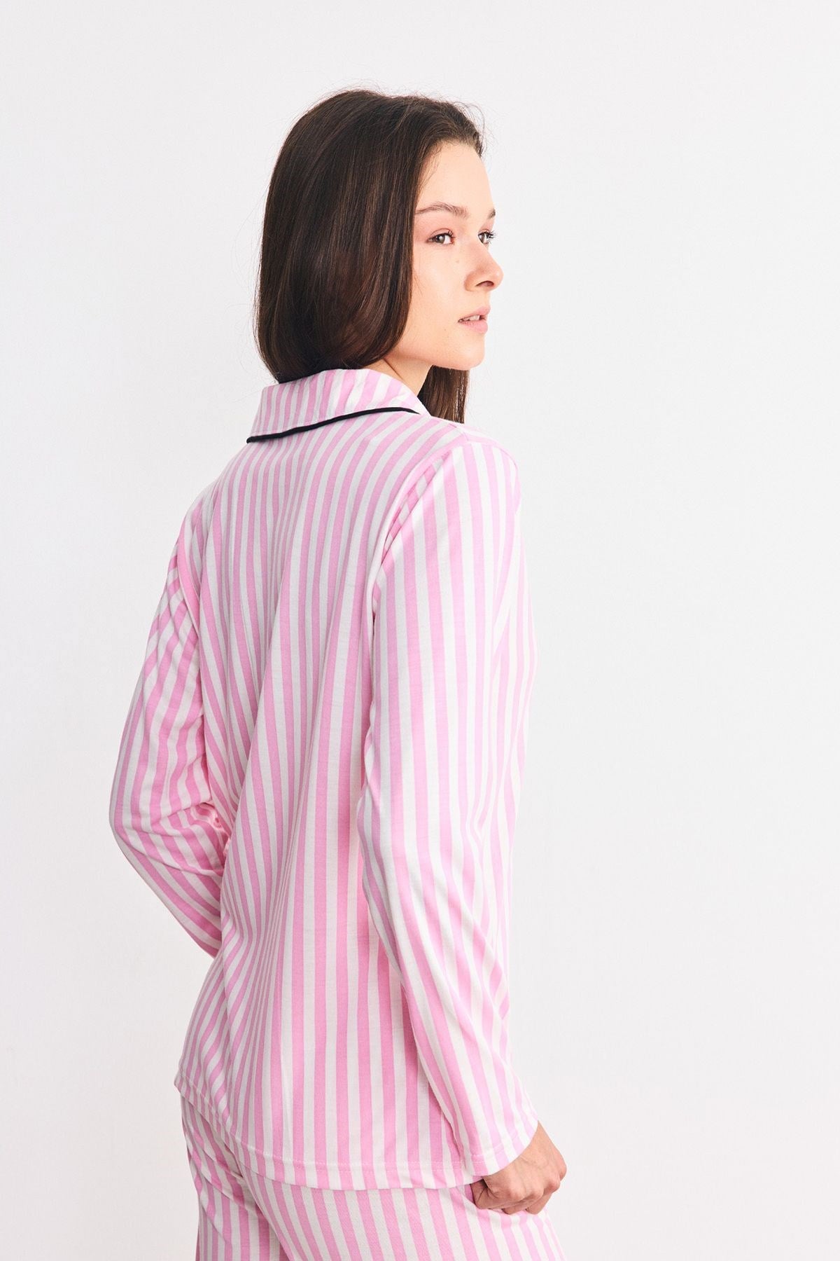 Pembe Çizgili Düğmeli Gömlek Yaka Pijama Takımı Pembe
