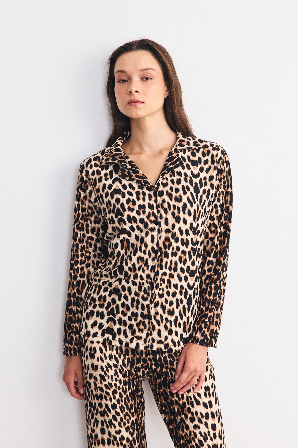 Süet Dokulu Gömlek Yaka Pijama Takımı Leopar