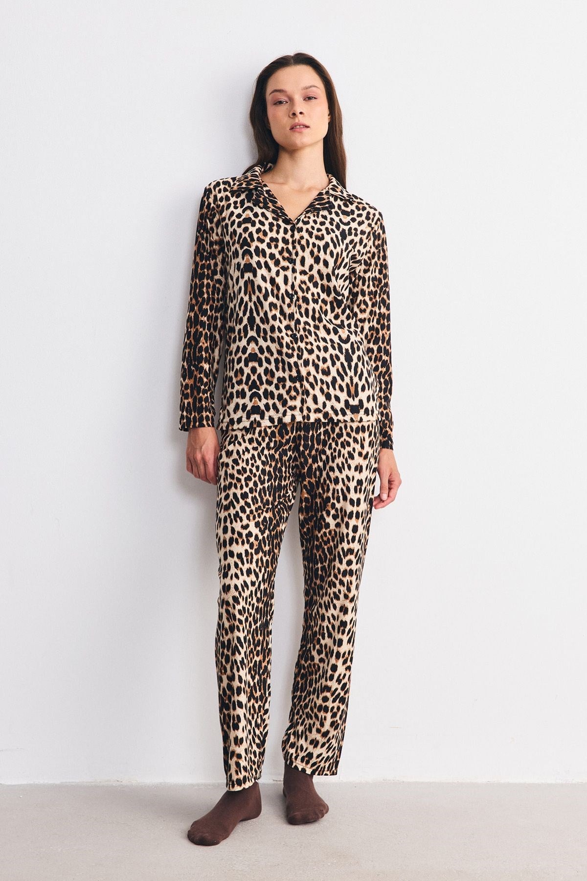 Süet Dokulu Gömlek Yaka Pijama Takımı Leopar
