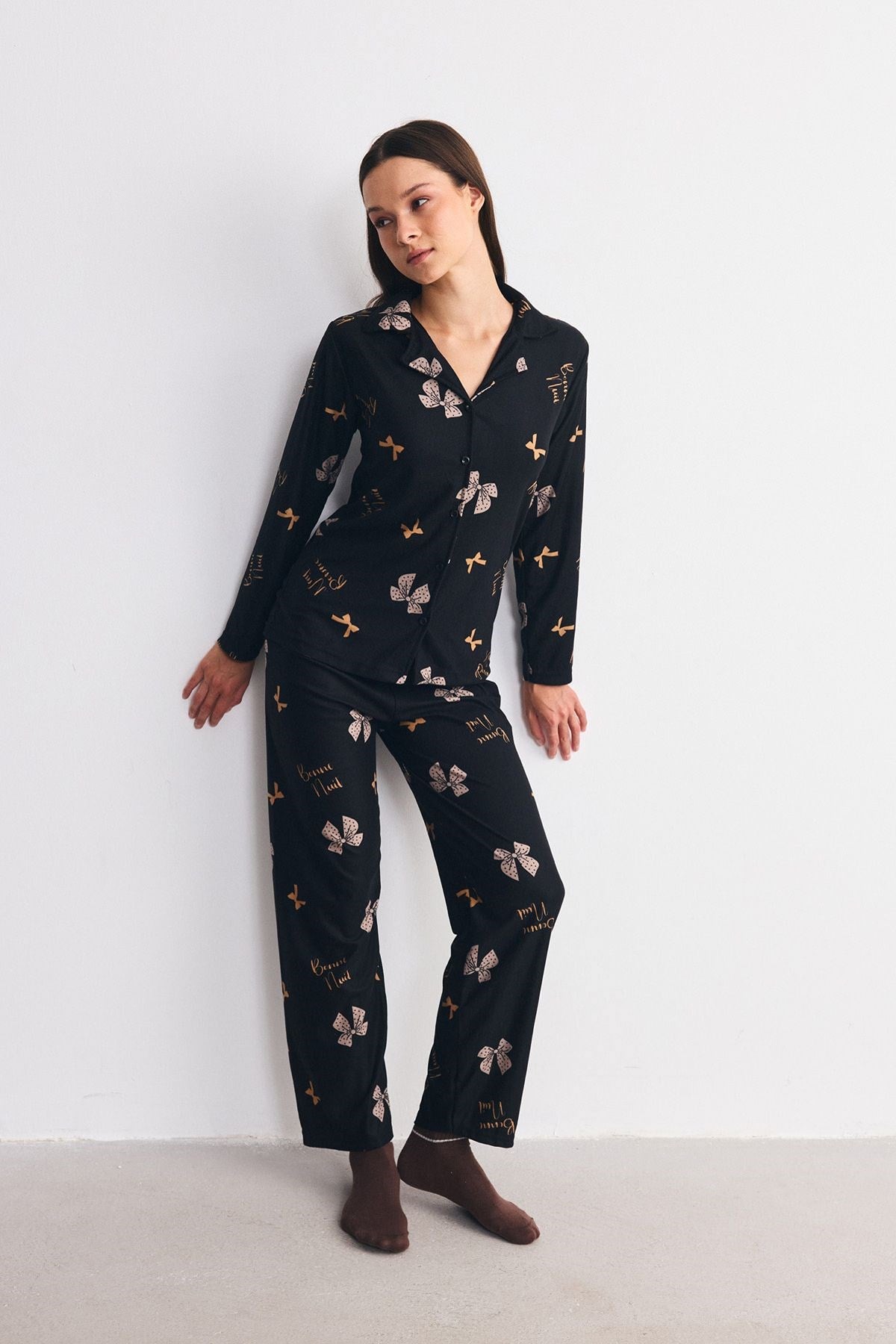Süet Dokulu Gömlek Yaka Pijama Takımı Kurdele