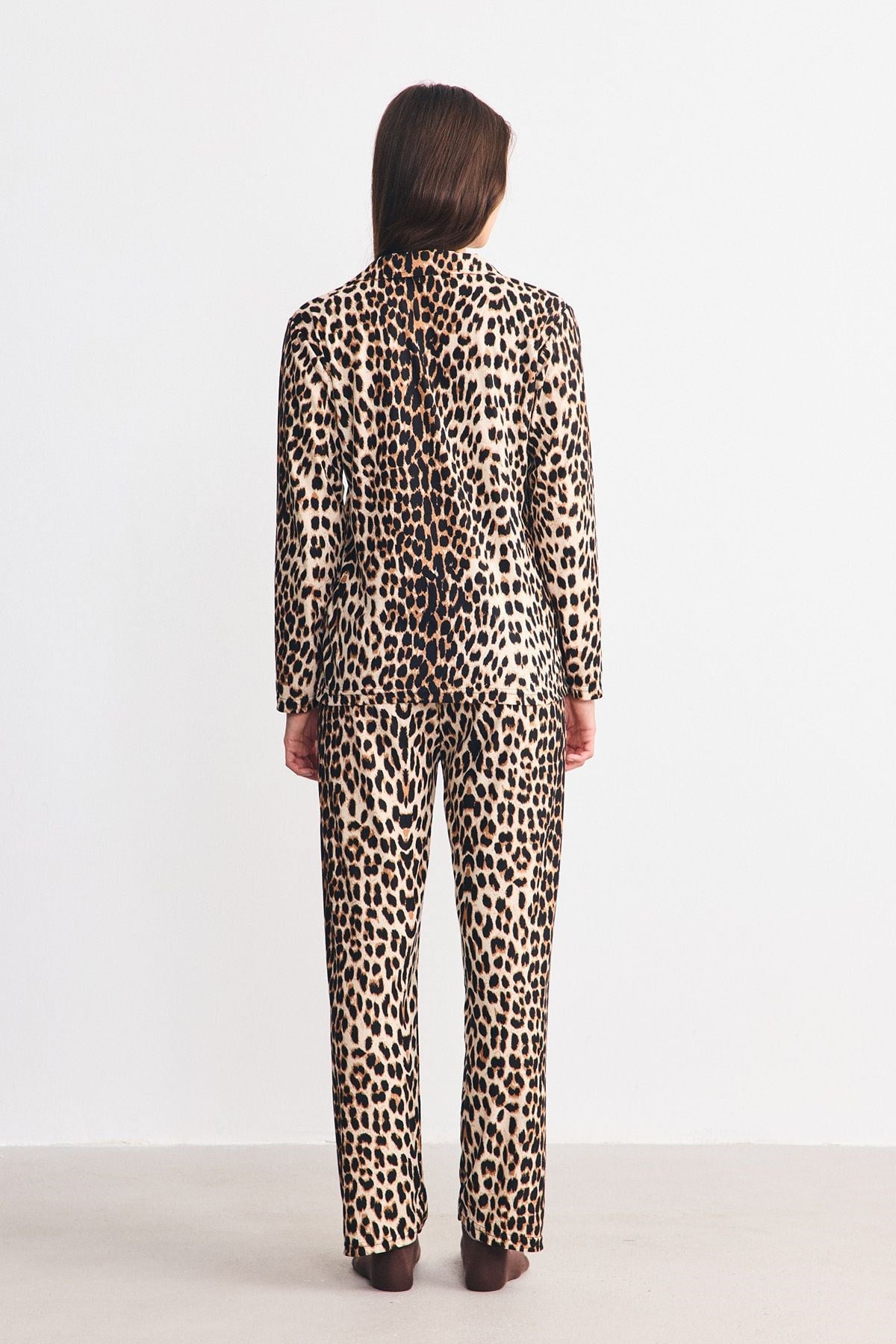 Süet Dokulu Gömlek Yaka Pijama Takımı Leopar