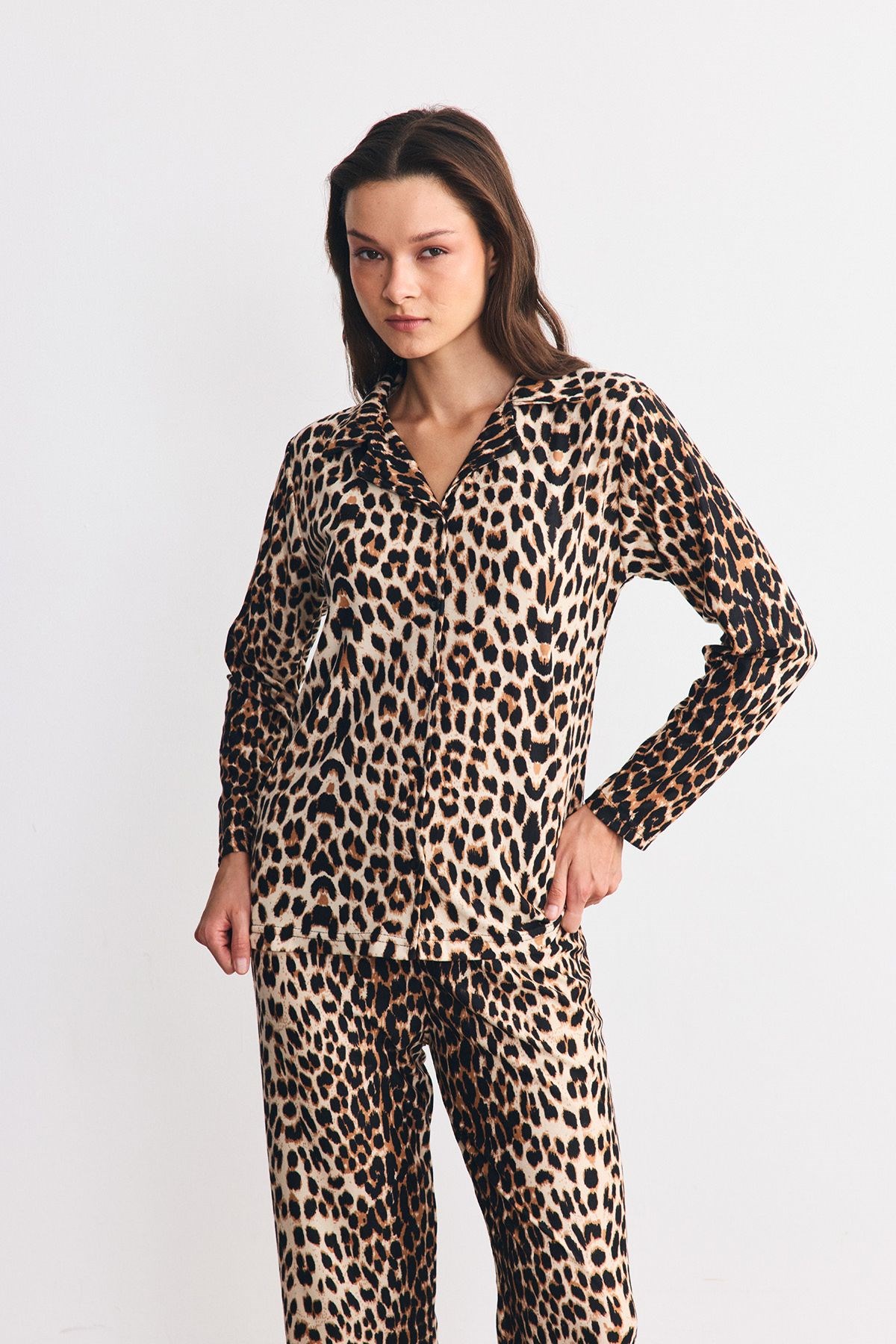 Süet Dokulu Gömlek Yaka Pijama Takımı Leopar