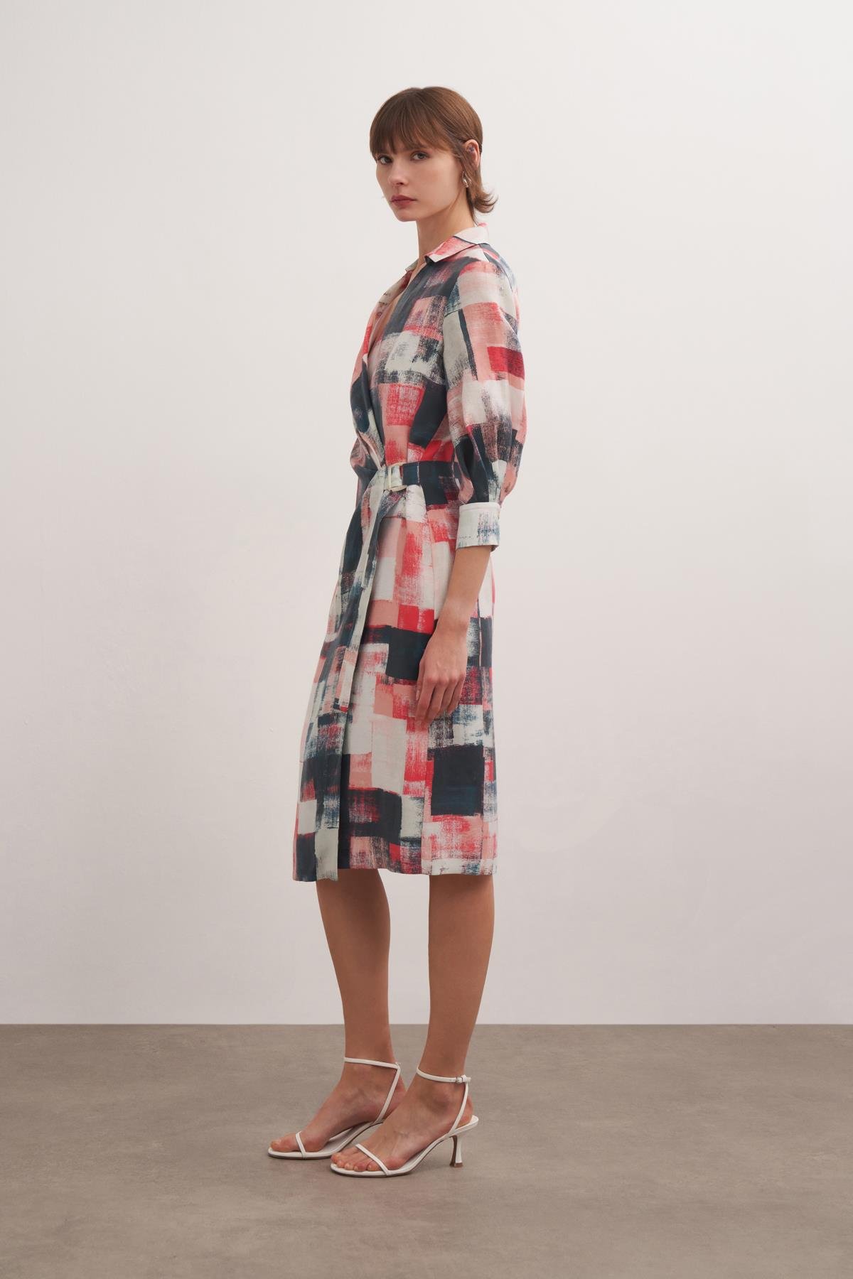 Desenli Kruvaze Görünümlü Elbise Baskı