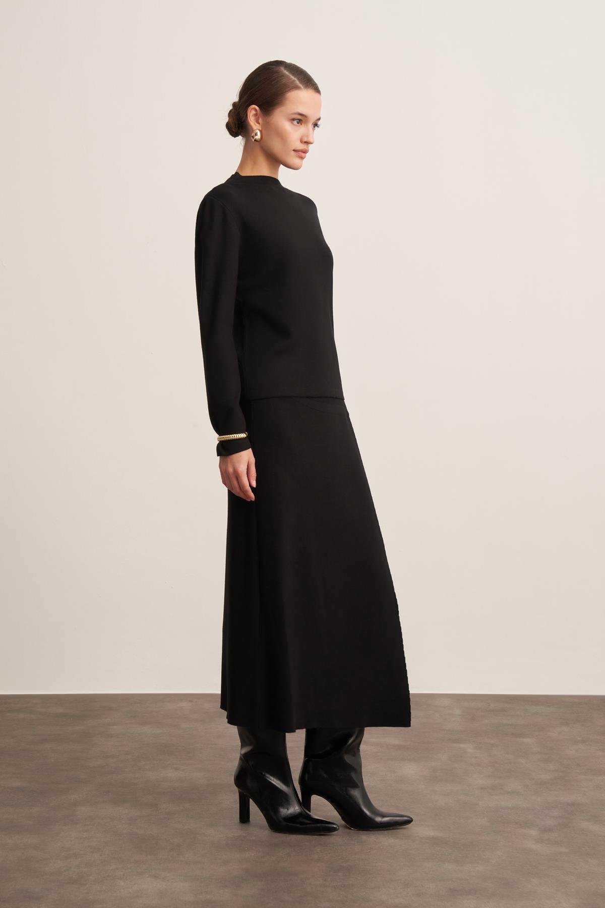 Panel Detaylı Midi Siyah Triko Etek