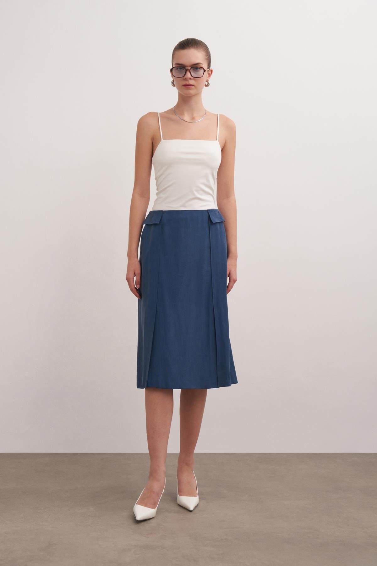 A Form Skirt With Pocket Flap Detail Navy