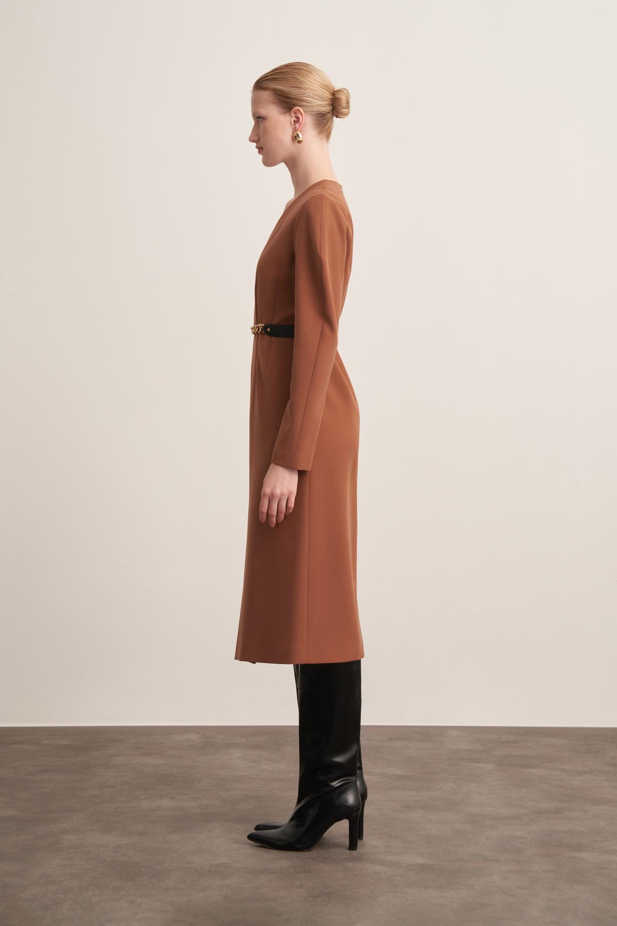 Zincir Kemerli V Yaka Kahverengi Midi Elbise