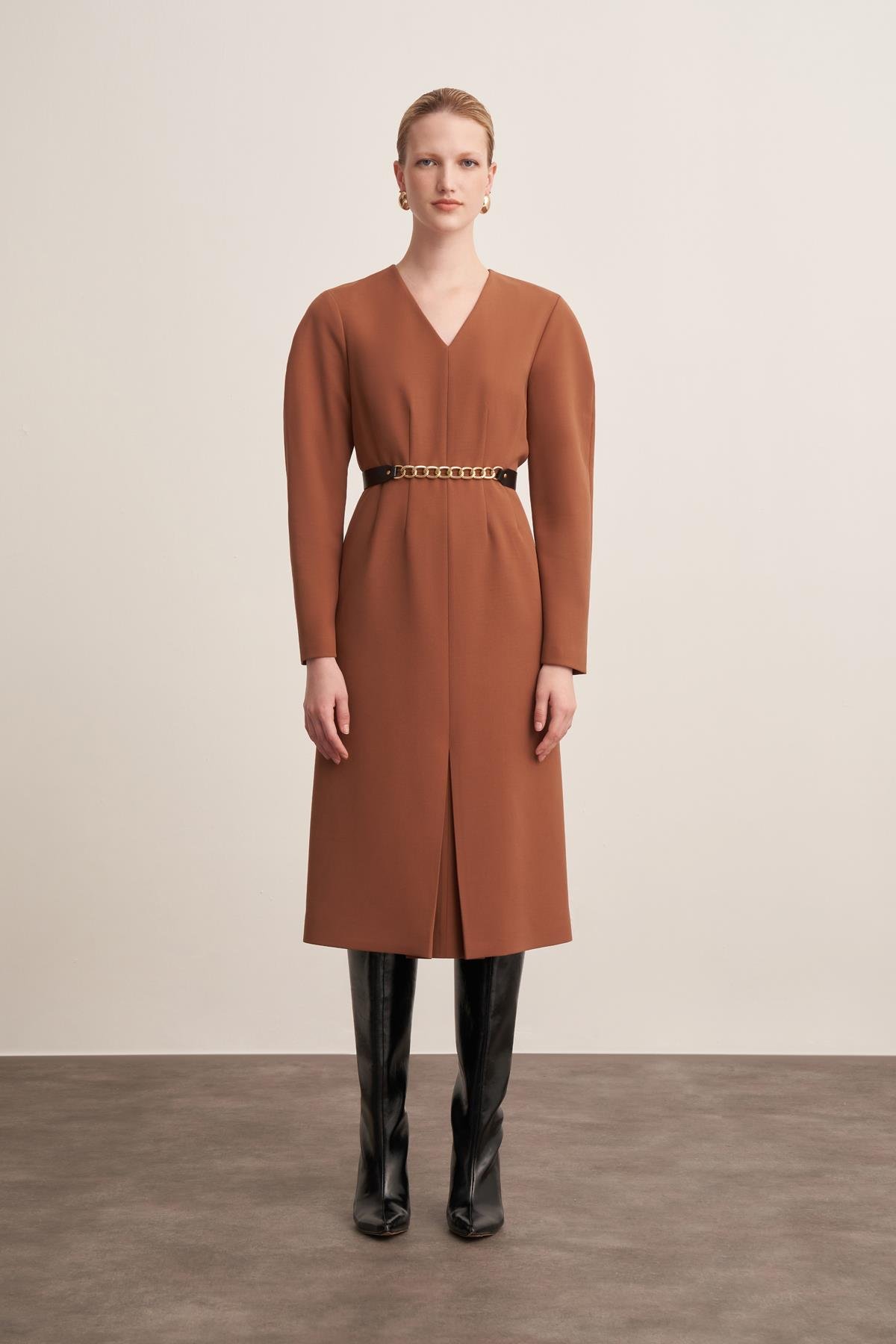 Zincir Kemerli V Yaka Kahverengi Midi Elbise