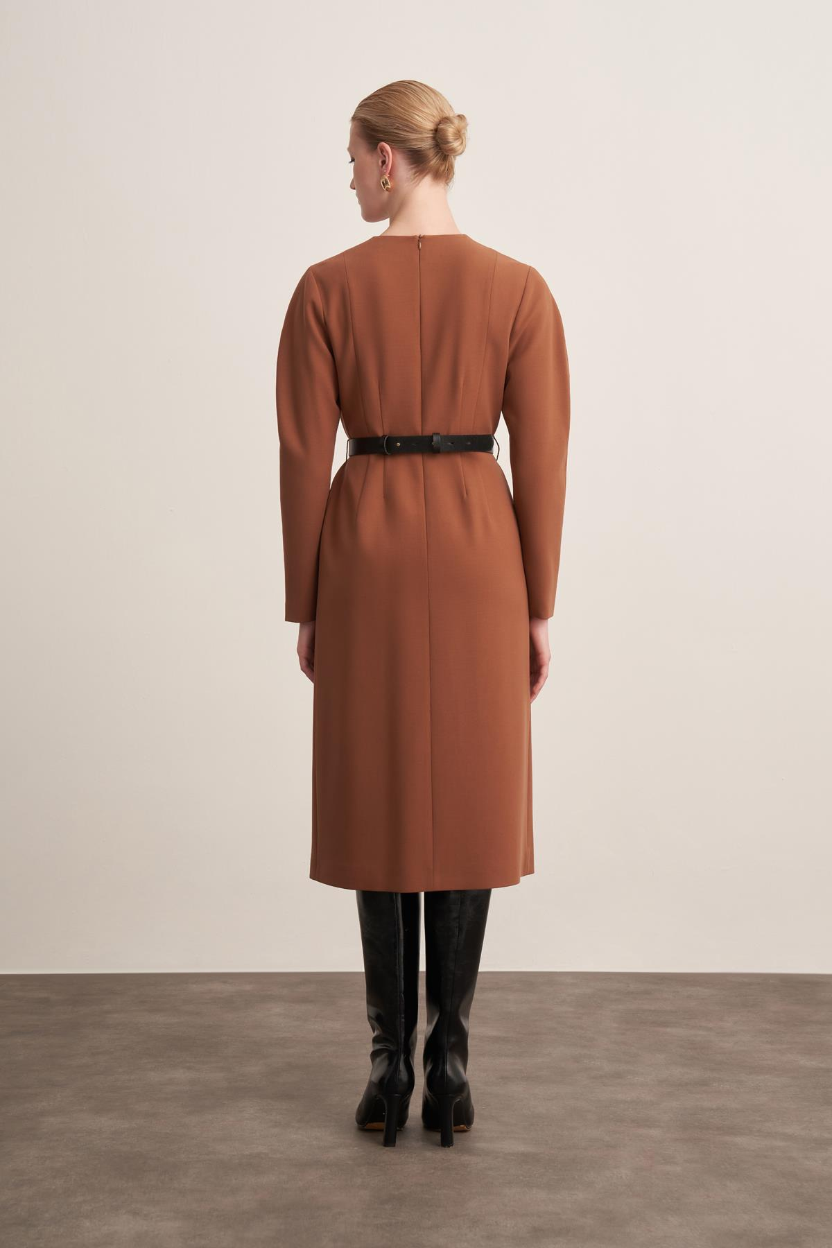 Zincir Kemerli V Yaka Kahverengi Midi Elbise