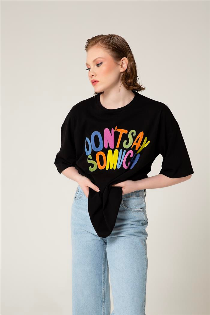 Nisan Kadın Renkli Yazı Baskılı T-Shirt SİYAH MN23-1001