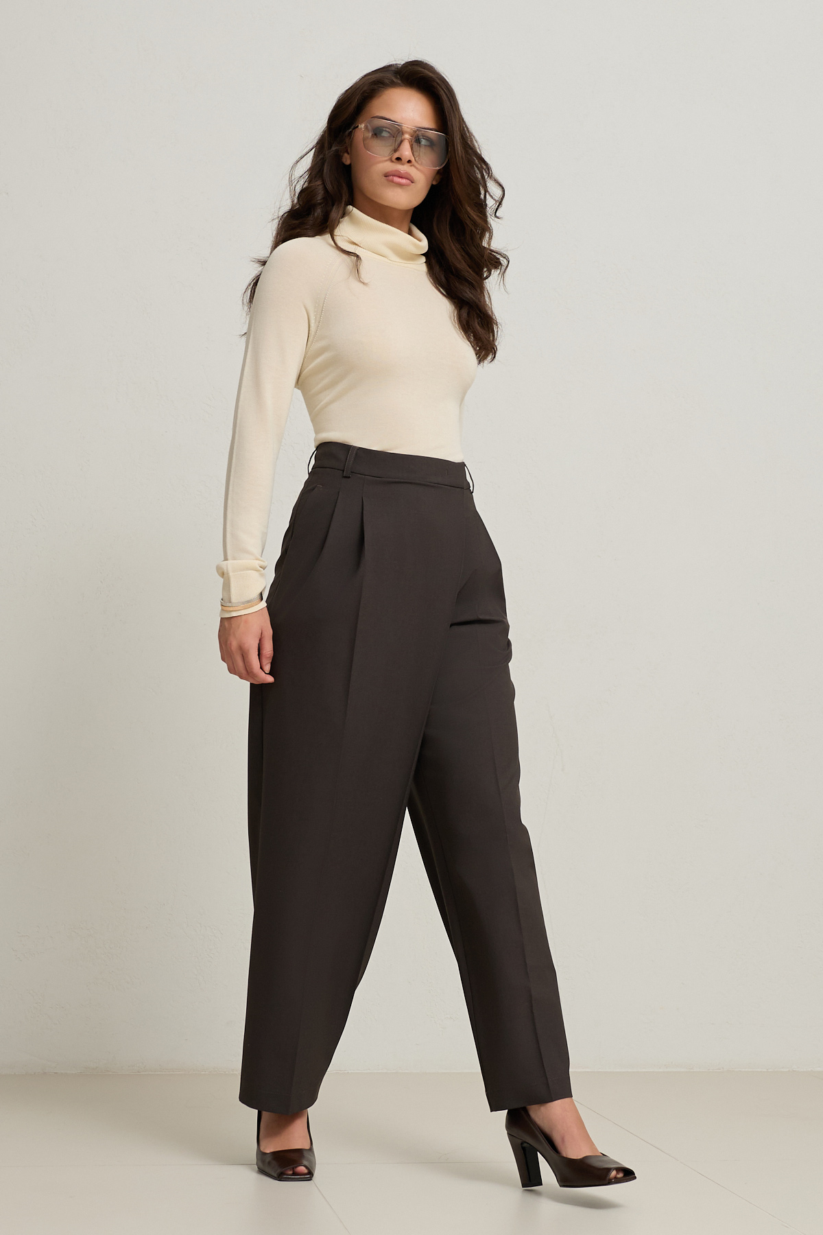 Acı-Kahve Belden Asimetrik Kapama Detaylı Pantolon Kadın Pantolon modelleri