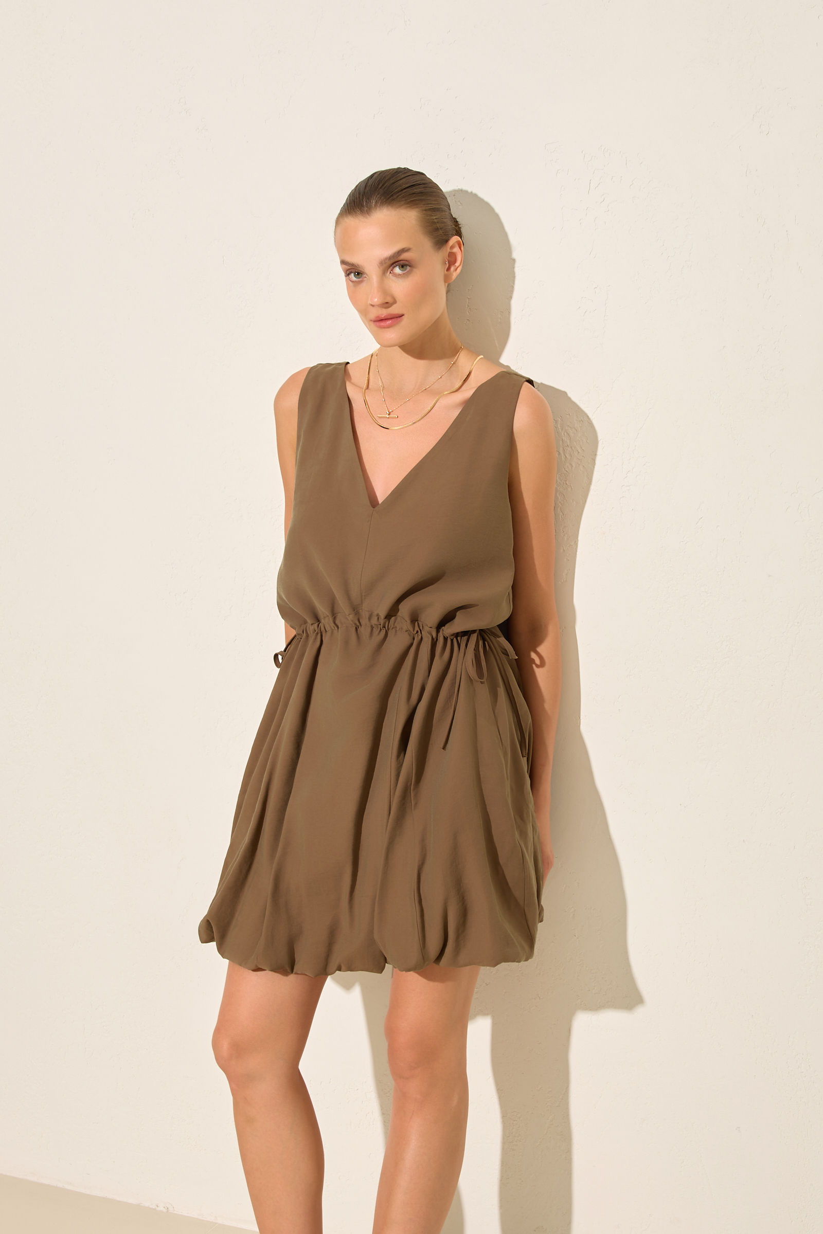 Acı-Kahve Belden Büzgü Detaylı V Yaka Kolsuz Elbise Kadın Kategorisiz modelleri