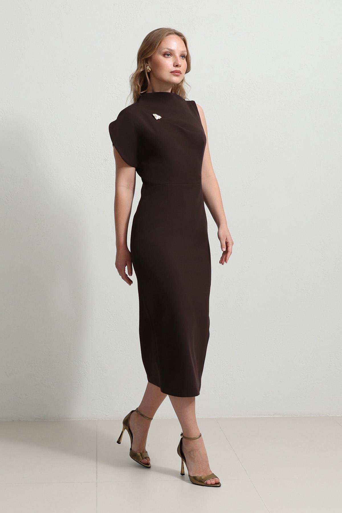 Acı-Kahve Tek Omuz Detaylı Geniş Kalıp Midi Boy Elbise Kadın Kategorisiz modelleri