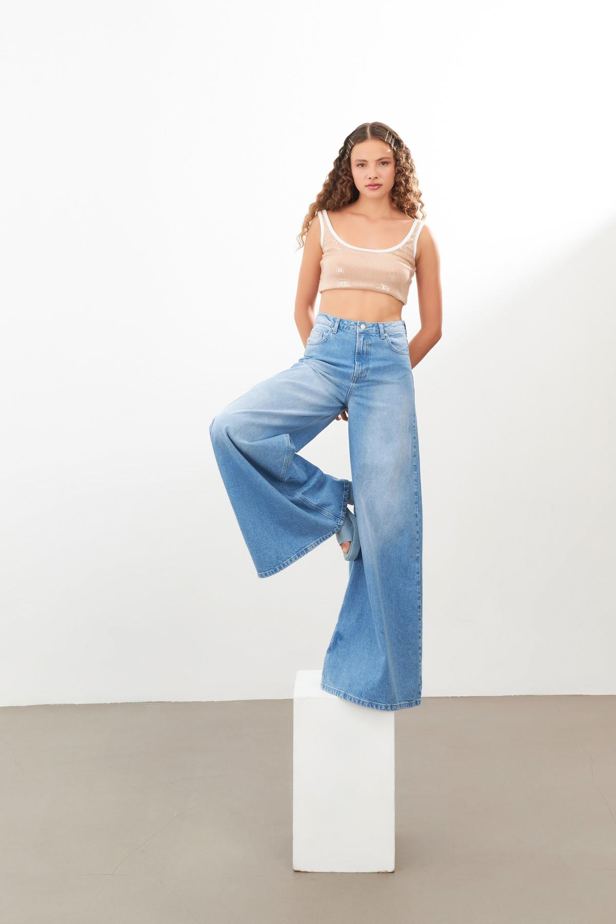 Açık Mavi Yüksek Bol Kesim Cep Detaylı Jean Kadın Kategorisiz modelleri