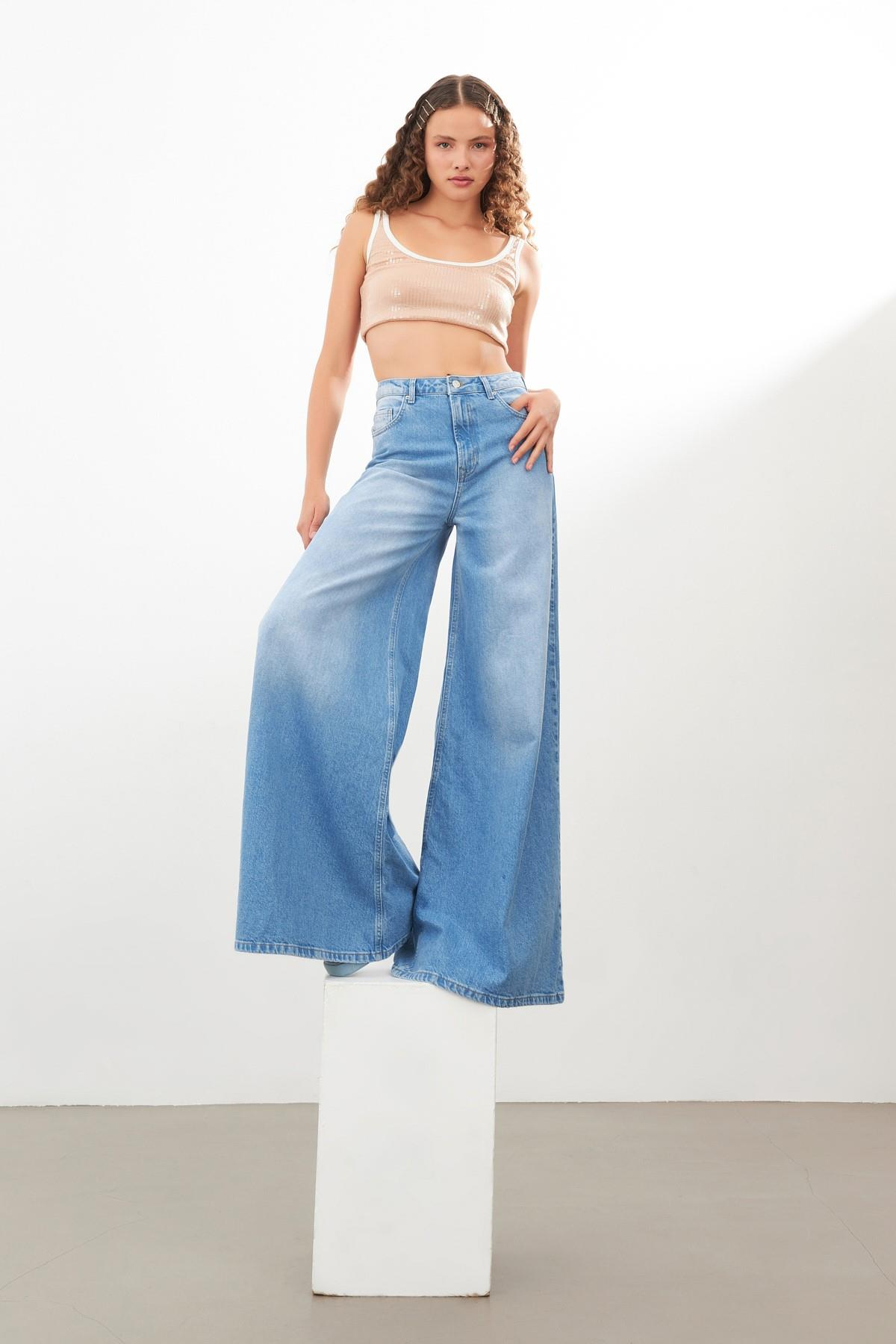 Açık Mavi Yüksek Bol Kesim Cep Detaylı Jean Kadın Kategorisiz modelleri
