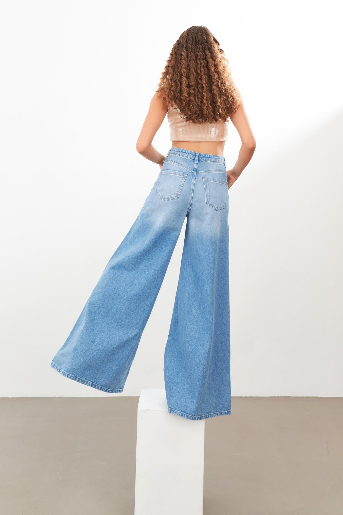 Açık Mavi Yüksek Bol Kesim Cep Detaylı Jean Kadın Kategorisiz modelleri