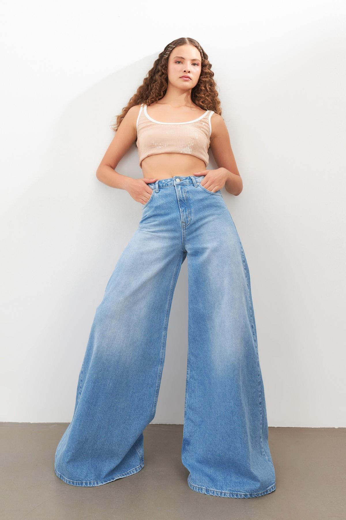 Açık Mavi Yüksek Bol Kesim Cep Detaylı Jean Kadın Kategorisiz modelleri