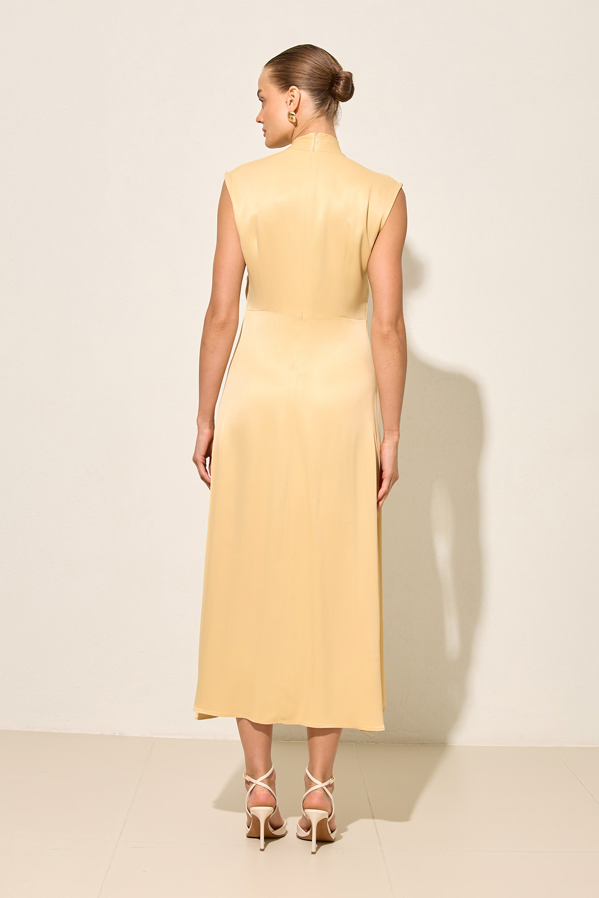 Amber V Yaka Belden Detaylı Midi Boy Kolsuz Elbise Kadın Günlük Elbise modelleri