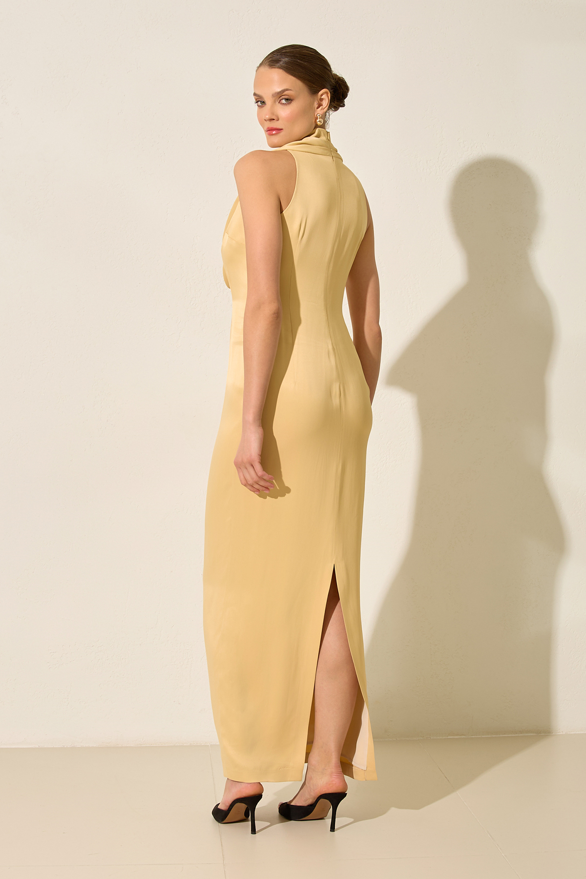 Amber Yaka Detaylı Kolsuz Tam Kalıp Rahat Kesim Elbise Kadın Kategorisiz modelleri