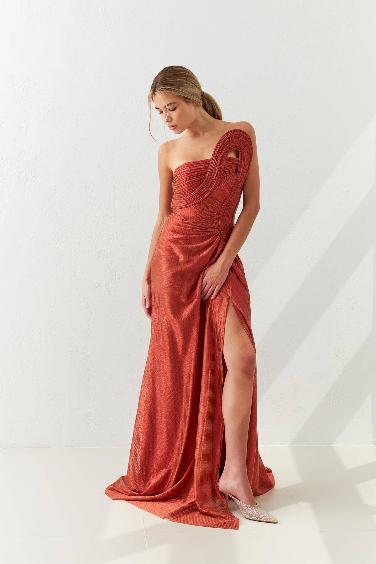 Bakır Straptez Detaylı Yırtmaçlı Belden Oturtmalı Büzgü Detaylı Midi Boy Elbise Kadın Kategorisiz modelleri